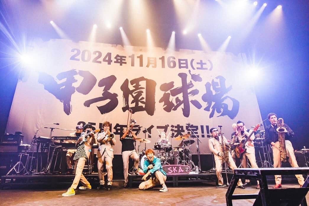 落合健太郎さんのインスタグラム写真 - (落合健太郎Instagram)「11.23.2023 東京スカパラダイスオーケストラ  TOUR 「JUNK or GEM ～Autumn&Winter」 ガラクタかオタカラか？ スカしてるならそれがタカラだ。  6月のある日、 番組プロデューサーから 動画が送られて来た。 スカパラのドラム、 茂木欣一さんと ギターの 加藤隆志さんが スカパラのドラム、 オチケンさんお願いします という内容。  当然僕は冗談だと思い 😳 という絵文字で返信。  それからそんな話は 出てこぬまま9月。  「メンバーが本当にオチケンさんに ドラムやって欲しいと言ってます」  え？いつですか？  「11月です」  あー、来年の！  「いえ、2ヶ月後」  え？  そこから僕のドラム特訓は 始まった。  詳しくは僕のnote.を。  https://note.com/radiochiken/n/ne02ef9b37fcb  #東京スカパラダイスオーケストラ  #ドラム」11月24日 17時27分 - dj_ochiken1117