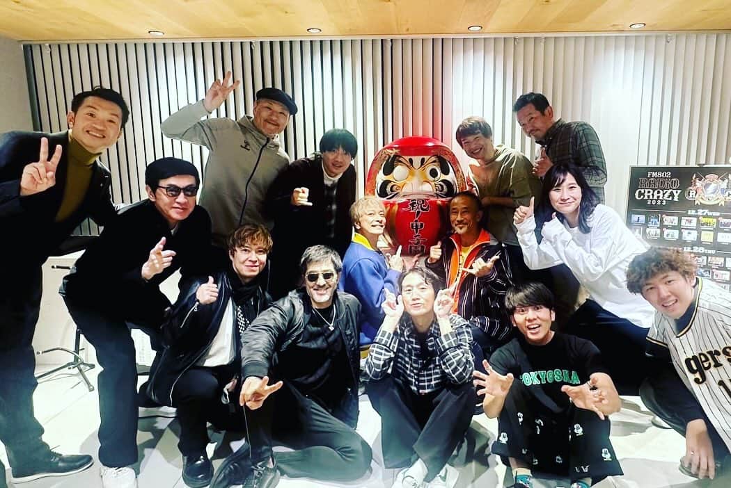 落合健太郎さんのインスタグラム写真 - (落合健太郎Instagram)「11.23.2023 東京スカパラダイスオーケストラ  TOUR 「JUNK or GEM ～Autumn&Winter」 ガラクタかオタカラか？ スカしてるならそれがタカラだ。  6月のある日、 番組プロデューサーから 動画が送られて来た。 スカパラのドラム、 茂木欣一さんと ギターの 加藤隆志さんが スカパラのドラム、 オチケンさんお願いします という内容。  当然僕は冗談だと思い 😳 という絵文字で返信。  それからそんな話は 出てこぬまま9月。  「メンバーが本当にオチケンさんに ドラムやって欲しいと言ってます」  え？いつですか？  「11月です」  あー、来年の！  「いえ、2ヶ月後」  え？  そこから僕のドラム特訓は 始まった。  詳しくは僕のnote.を。  https://note.com/radiochiken/n/ne02ef9b37fcb  #東京スカパラダイスオーケストラ  #ドラム」11月24日 17時27分 - dj_ochiken1117
