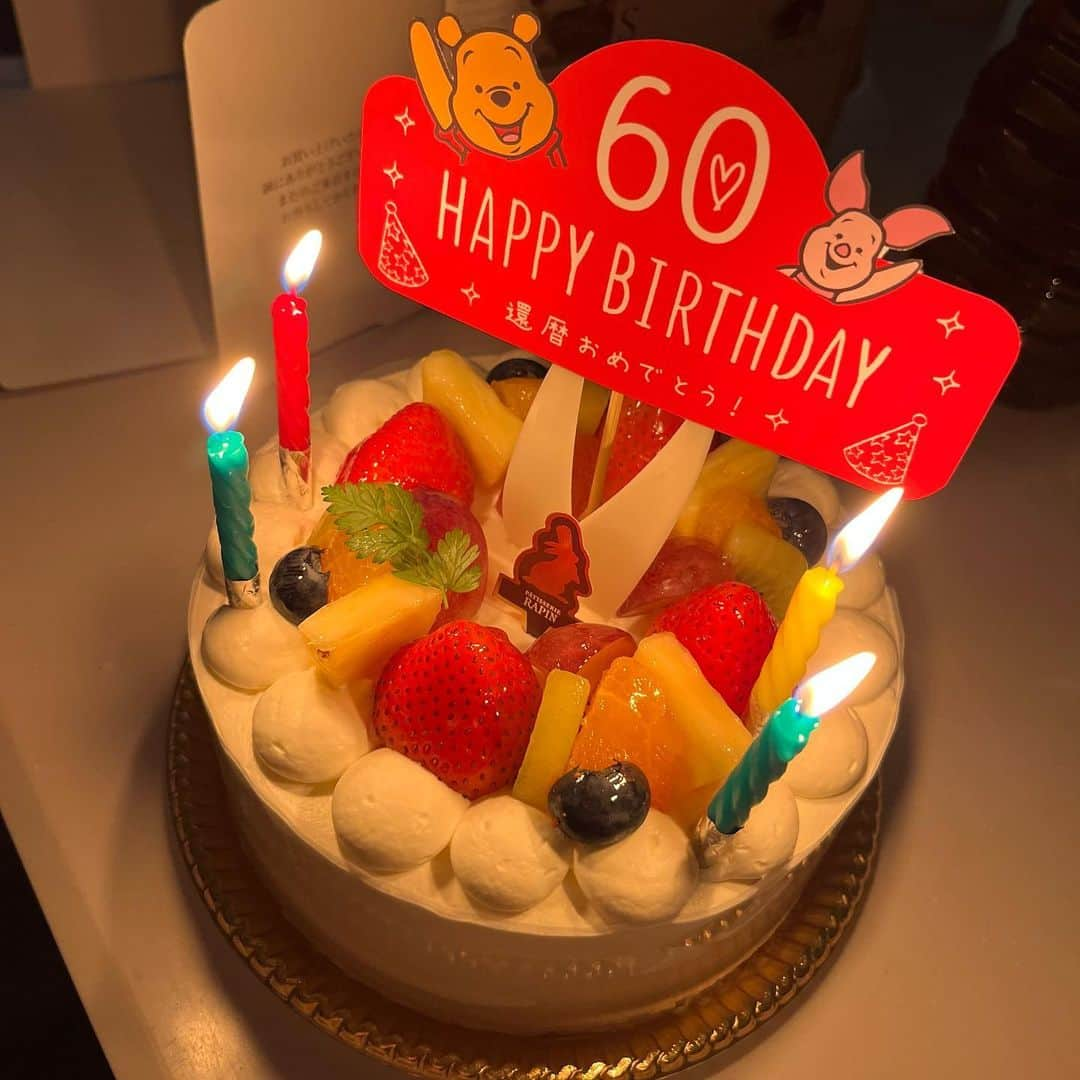 ハミ さんのインスタグラム写真 - (ハミ Instagram)「母還暦㊗️ 家族でお祝いしました🥂  ①孫′sとばぁば ②プレゼント贈呈 ③④姉作の🎁✨ ⑤主役気分の長男 ⑥🎂 ⑦3人娘と母  母が私の年齢（37歳）の頃姉は20歳だったという衝撃😳  3人娘を育てあげた今もスナックでママをしているパワフルで優しい母です😌  いつもありがとう🌹  #還暦#家族#60#happybirthday#mom#family」11月24日 17時33分 - hami0519