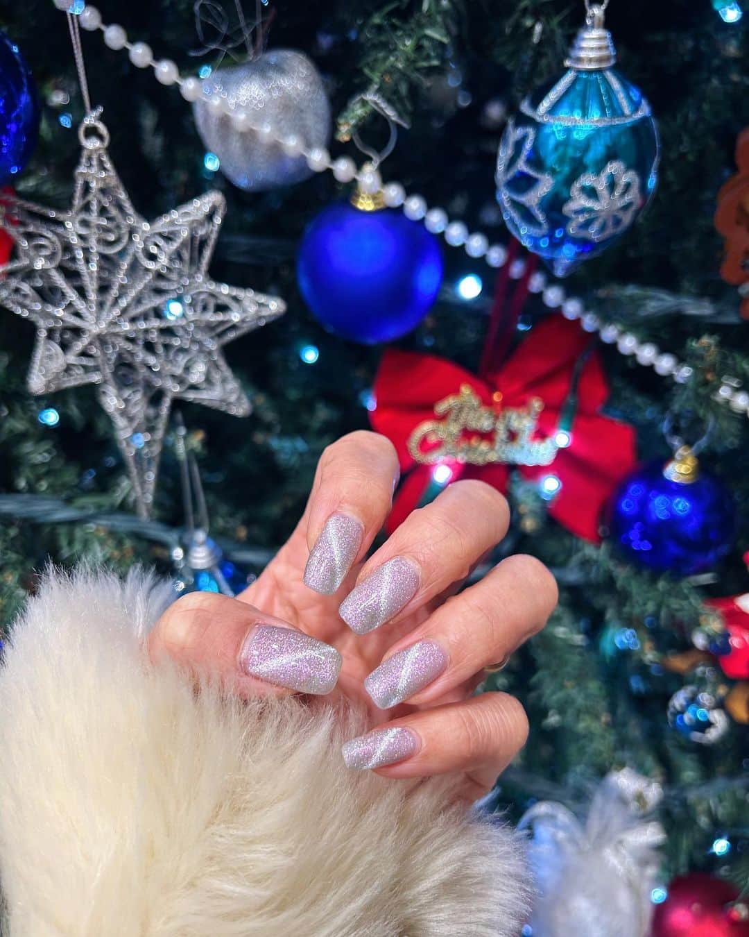 のインスタグラム：「. マンションのロビーにも🎄が出てた✨  今年は我が家は🎄出す予定ないけどやっぱ出そうか悩み中😂速攻壊されそう👶💧  今月のネイルも前回に引き続きミラーネイル🪞 キラキラかわいくてハマり中😍  . #ミラーネイル #ネイル #クリスマスネイル  #クリスマスツリー」