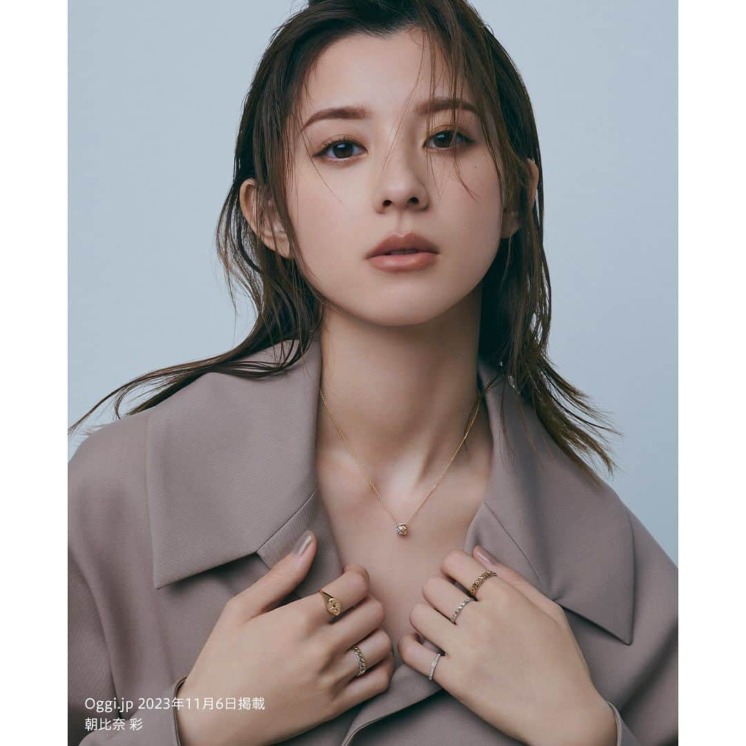 starjewelry_pressさんのインスタグラム写真 - (starjewelry_pressInstagram)「【Oggi × STAR JEWELRY】 スタージュエリーが運んでくる「ドラマティック」と「洗練」と  「Oggi.jp」にて、スタージュエリーのWINTER/HOLIDAY COLLECTIONを紹介したスペシャルページが公開中！ モデルの朝比奈 彩さんがホリディシーズンを彩る最旬ジュエリーを着用。 11/23発売の数量限定商品「HOLIDAY LIMITED」のスタイリングにも注目です💍  ＝＝＝＝＝  《TONE OF LOVE -MINI RING NECKLACE＆SET RING-》 ハートモチーフをスタイリッシュに落とし込んだ計算されたデザインとクラフトマンシップが息づく確かなクオリティ。 胸元にアクセントを添えるミニリングネックレスは、自由なコンビカラーで大胆に。 セットリングはレイヤードしてもセパレートしても、どうアレンジしてもOK。 ノールールでもサマになる本物志向のジュエリーです。  #oggi #朝比奈彩 #starjewelry #スタージュエリー #holidaylimited #ダイヤモンド #necklace #ネックレス #ring #リング #セットリング #クリスマスギフト #ご褒美ジュエリー #jewelry」11月24日 17時28分 - starjewelry_press