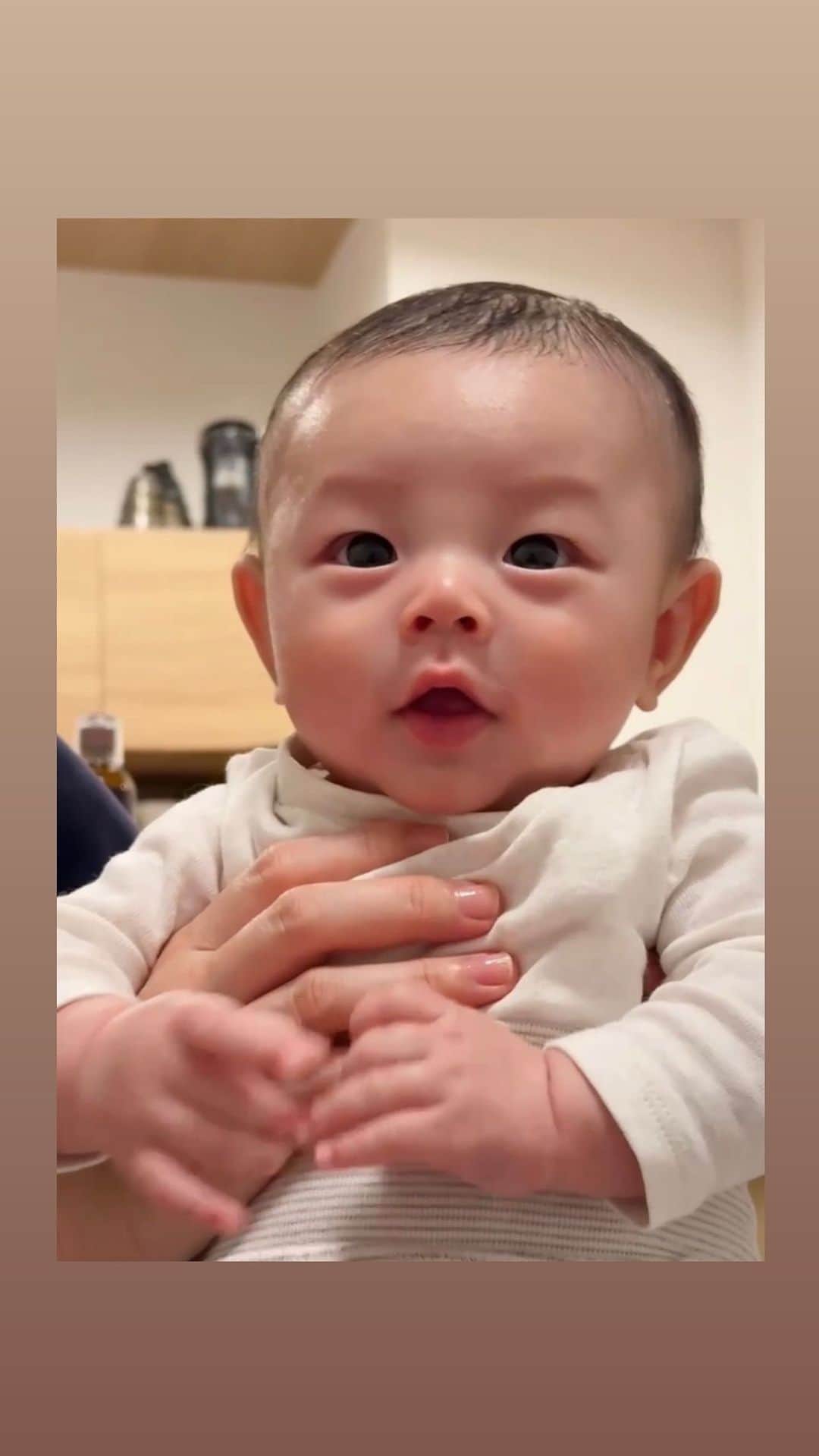 Hiroe Hiranoのインスタグラム：「HAPPY THANKSGIVING 🥂🇺🇸  This Thanksgiving, we are reminded of just how grateful we are for you.Wishing you a Thanksgiving full of love and blessings.  今年のサンクスギビングは、珍しく日本で🇯🇵 富士山と海が美しい日でした☀️🗻  もう少しで3ヶ月になる息子ソーマのおしゃべり。  思い出の瞬間🩵 ベビーパワーの力ってすごい🤣👏  クリスマスと年越しは、 みんなでカリフォルニアだよ🎄🔔 #thanksgiving #サンクスギビング #happyholidays #family #love」