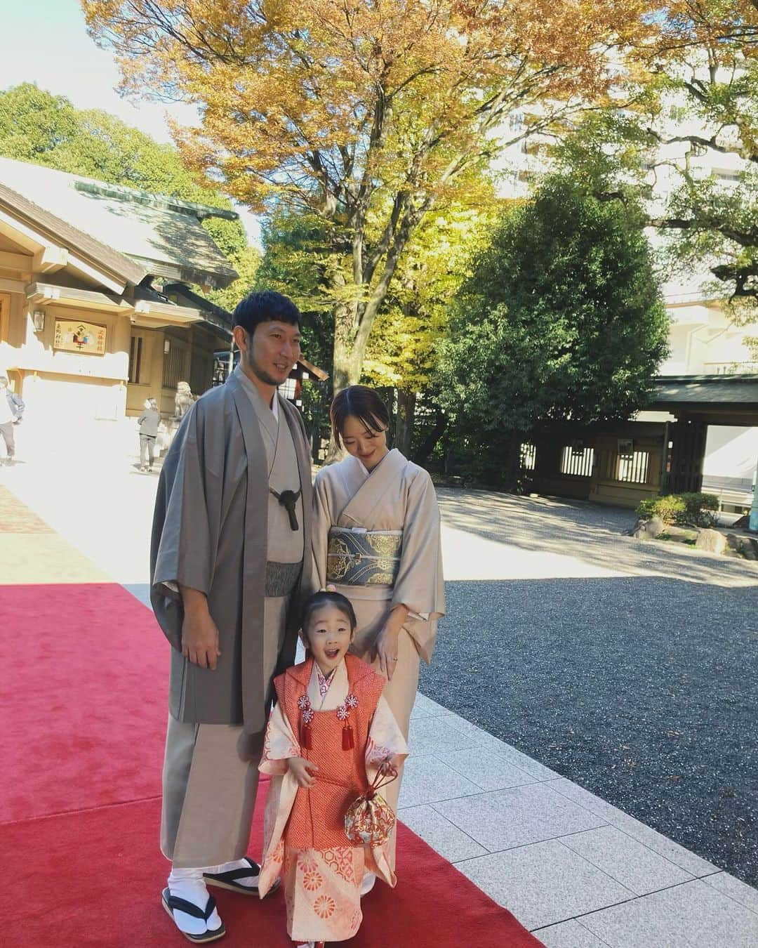 野尻美穂さんのインスタグラム写真 - (野尻美穂Instagram)「七五三してきました🥹 普段色々敏感な娘なので、着付けやメイクは無理なんじゃないか、、と勝手に半分諦めな感じで行こうと迎えた当日、そんな事何も感じさせない娘のノリノリ感とやら🥹✨ 無事楽しく着付けやメイクもしてもらい、撮影も文句言わずに割と長い時間撮らせてくれて（カメラマンさんもプロ級のうまさ🤣 本当に良い思い出となりました☺️ かわいかったよ🥹💘  娘の着物は総絞り👘 私と主人は娘を引き立てる様落ち着いた色味を選んで着付けてもらいました👌  今回着付けは @kimono_nakaya さんに☺️ 東郷神社で撮影をさせていただきました📷  リップを塗る時、しっかりチュー顔できたし、 最近のポーズはなぜか足広めの腰低め🤣👌  #歯紅すら萌 #七五三」11月24日 17時30分 - miho_cocoa