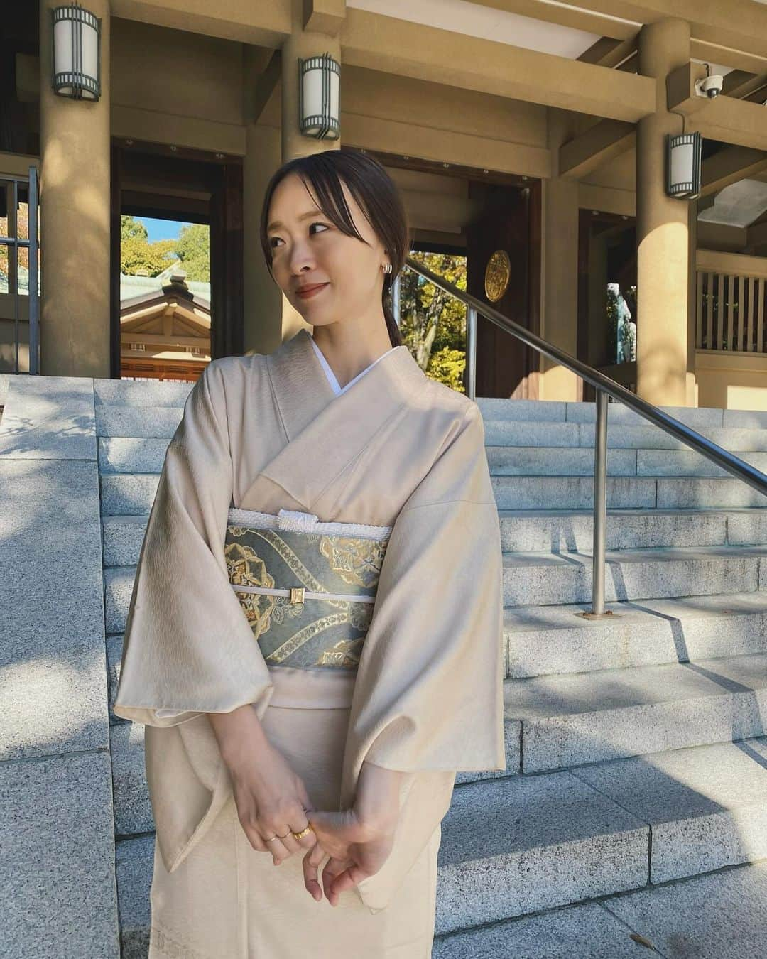 野尻美穂さんのインスタグラム写真 - (野尻美穂Instagram)「七五三してきました🥹 普段色々敏感な娘なので、着付けやメイクは無理なんじゃないか、、と勝手に半分諦めな感じで行こうと迎えた当日、そんな事何も感じさせない娘のノリノリ感とやら🥹✨ 無事楽しく着付けやメイクもしてもらい、撮影も文句言わずに割と長い時間撮らせてくれて（カメラマンさんもプロ級のうまさ🤣 本当に良い思い出となりました☺️ かわいかったよ🥹💘  娘の着物は総絞り👘 私と主人は娘を引き立てる様落ち着いた色味を選んで着付けてもらいました👌  今回着付けは @kimono_nakaya さんに☺️ 東郷神社で撮影をさせていただきました📷  リップを塗る時、しっかりチュー顔できたし、 最近のポーズはなぜか足広めの腰低め🤣👌  #歯紅すら萌 #七五三」11月24日 17時30分 - miho_cocoa