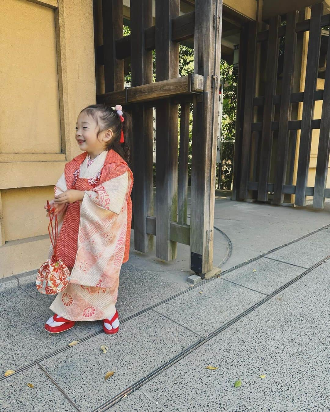 野尻美穂のインスタグラム：「七五三してきました🥹 普段色々敏感な娘なので、着付けやメイクは無理なんじゃないか、、と勝手に半分諦めな感じで行こうと迎えた当日、そんな事何も感じさせない娘のノリノリ感とやら🥹✨ 無事楽しく着付けやメイクもしてもらい、撮影も文句言わずに割と長い時間撮らせてくれて（カメラマンさんもプロ級のうまさ🤣 本当に良い思い出となりました☺️ かわいかったよ🥹💘  娘の着物は総絞り👘 私と主人は娘を引き立てる様落ち着いた色味を選んで着付けてもらいました👌  今回着付けは @kimono_nakaya さんに☺️ 東郷神社で撮影をさせていただきました📷  リップを塗る時、しっかりチュー顔できたし、 最近のポーズはなぜか足広めの腰低め🤣👌  #歯紅すら萌 #七五三」