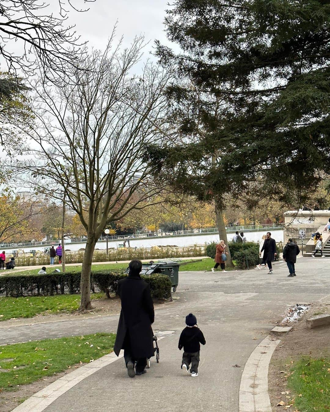 ソンシンさんのインスタグラム写真 - (ソンシンInstagram)「지하철 타기 싫어서 2km 걸어버리는  엄마아빠 어떤데..🤣 윰차끌고 동네 구경도하고 돌아올땐 이준이 짜증좀 냈지만ㅋㅋㅋ  근데 왜맨날 사진엔 신발한짝이 없니🤣🤣 #아기랑 #에펠탑」11月24日 17時41分 - sungshin_p