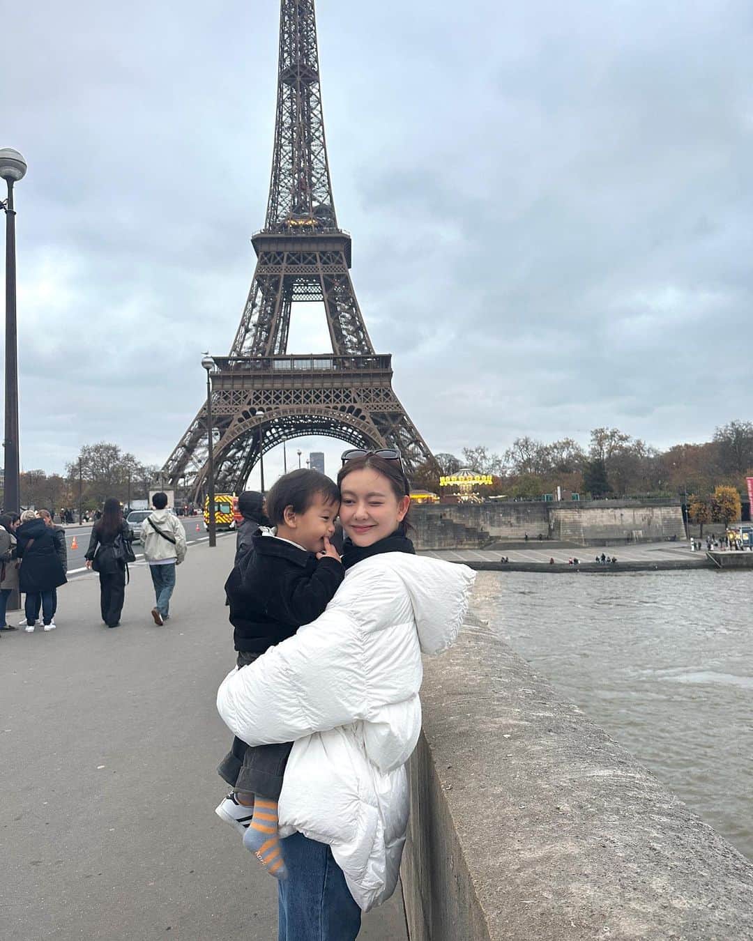 ソンシンさんのインスタグラム写真 - (ソンシンInstagram)「지하철 타기 싫어서 2km 걸어버리는  엄마아빠 어떤데..🤣 윰차끌고 동네 구경도하고 돌아올땐 이준이 짜증좀 냈지만ㅋㅋㅋ  근데 왜맨날 사진엔 신발한짝이 없니🤣🤣 #아기랑 #에펠탑」11月24日 17時41分 - sungshin_p
