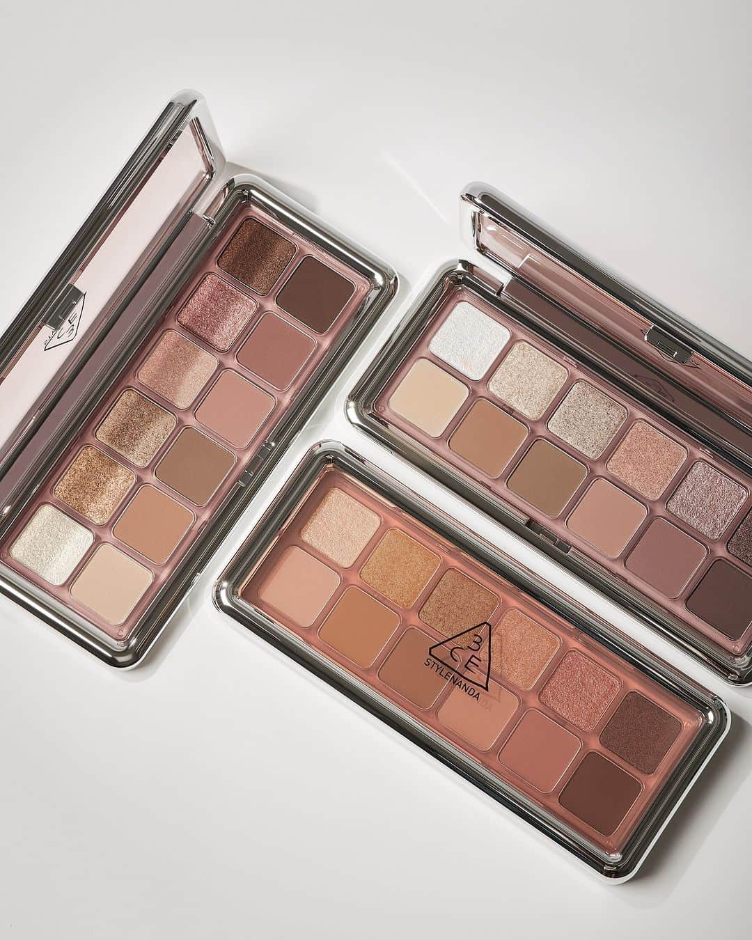 3CE Official Instagramのインスタグラム：「다양한 색 조합이 가능한 3CE 뉴 테이크 아이섀도우 팔레트  Explore the easy-layering color combos with  3CE NEW TAKE EYESHADOW PALETTE  ☑️ MOTION FRAME ☑️ RAW NEUTRALS  #3CE #3CESTYLENANDA #3CE스타일난다 #3CENEWTAKE #3CENEWTAKEEYESHADOWPALETTE #3CE뉴테이크 #3CE뉴테이크아이섀도우팔레트」