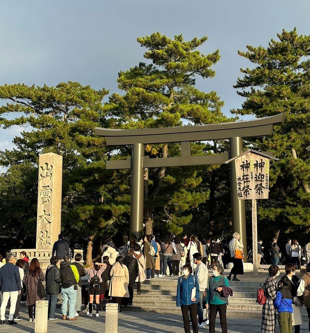 神王ＴＶさんのインスタグラム写真 - (神王ＴＶInstagram)「出雲大社で事件⁉︎ 　 出雲大社の神在祭に行ってきました！　日本中の神様が集まるというこの日に、日本の繁栄と世界平和、そして１年間の神恩感謝などついてご祈祷もして頂きました 　 祝日も重なりすごい大勢の参拝者がいて、ご祈祷の受付までに２時間、実際のご祈祷までにさらに１時間待ちでした、、（笑） 　 後ろに並んでいたご夫婦は、待ち時間が長すぎてイライラしたのか喧嘩し始めました、、　縁結びの神様なのに、、（笑）　ご祈祷後は手をつないで帰っていたので、雨降って地固まったのかな！？ 　 出雲そばとノドグロはめちゃ美味しかった（*^_^*） 　 #出雲大社 #出雲 #島根 #神在祭 #神様 #平和 #祈祷 #1時間待ち #夫婦喧嘩 #縁結び #出雲そば #ノドグロ」11月24日 17時36分 - ryo_kamio