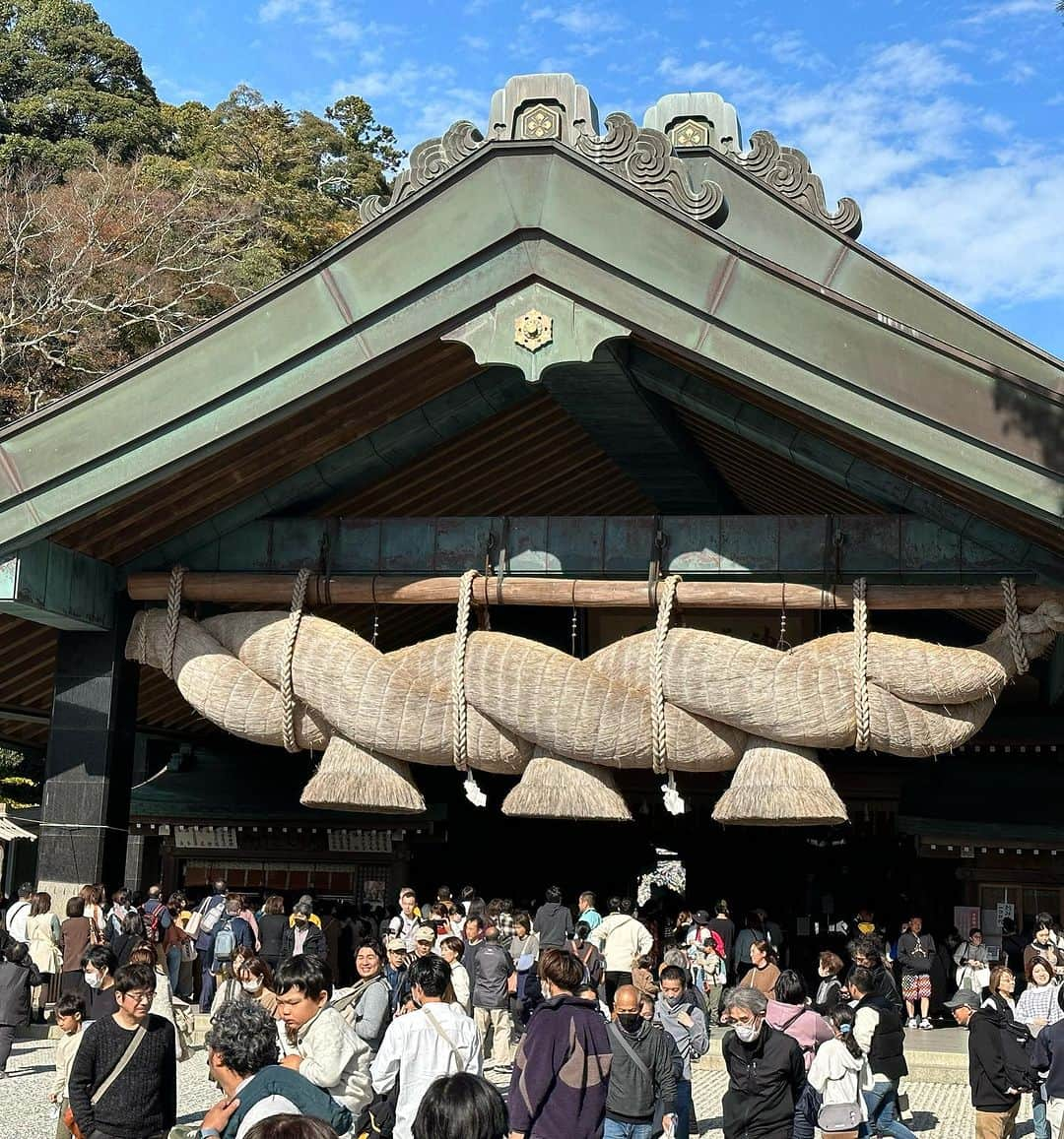 神王ＴＶのインスタグラム：「出雲大社で事件⁉︎ 　 出雲大社の神在祭に行ってきました！　日本中の神様が集まるというこの日に、日本の繁栄と世界平和、そして１年間の神恩感謝などついてご祈祷もして頂きました 　 祝日も重なりすごい大勢の参拝者がいて、ご祈祷の受付までに２時間、実際のご祈祷までにさらに１時間待ちでした、、（笑） 　 後ろに並んでいたご夫婦は、待ち時間が長すぎてイライラしたのか喧嘩し始めました、、　縁結びの神様なのに、、（笑）　ご祈祷後は手をつないで帰っていたので、雨降って地固まったのかな！？ 　 出雲そばとノドグロはめちゃ美味しかった（*^_^*） 　 #出雲大社 #出雲 #島根 #神在祭 #神様 #平和 #祈祷 #1時間待ち #夫婦喧嘩 #縁結び #出雲そば #ノドグロ」