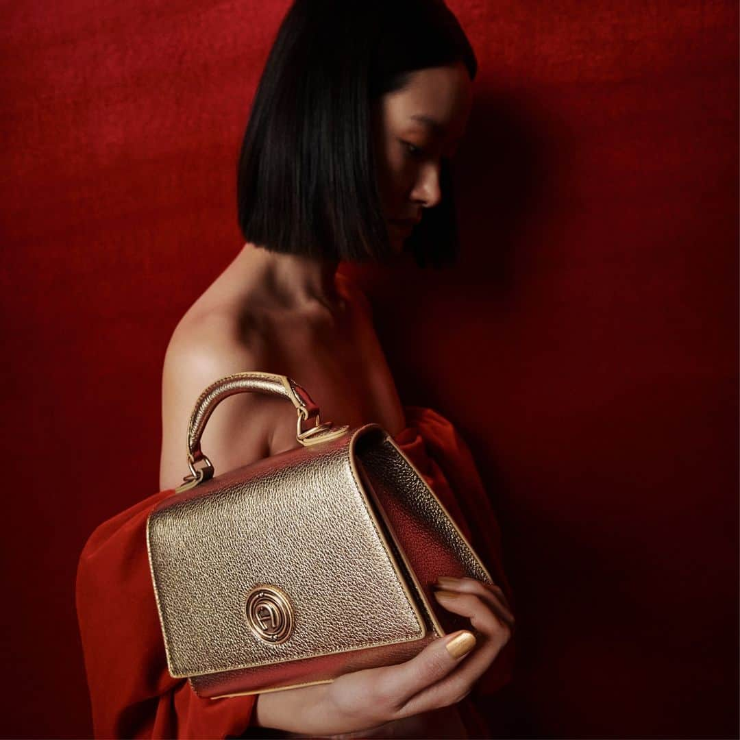 アイグナーのインスタグラム：「Get in the festive spirit with the #AIGNER Leeloo Deluxe Bag in gold.   Find the perfect gifts for the most wonderful time of the year in stores and at aignermunich.com   #AIGNERSS24」