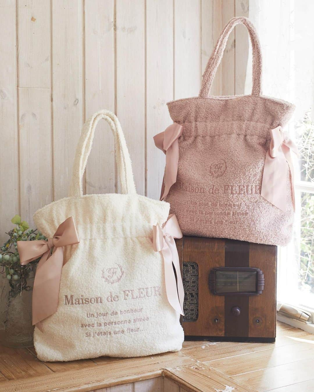 maisondefleur_pressのインスタグラム：「【Recommend Items】  もこもこのボア素材を使用した トートバッグやポーチが登場🧸  素材感を活かしたシンプルなデザインと 柔らかい配色で使いやすいのがポイント◎  艶めくパールとサテンリボンが Maison de FLEURらしいアクセントに🎀  冬のコーディネートに 温かみをプラスしてくれるアイテムです。 . . #maisondefleur #メゾンドフルール #ダブルリボントートバッグ #バッグ #トートバッグ #サブバッグ #リボン #ribbon #ショルダーバッグ #ミニショルダー #ボア #ふわふわ #もこもこ #お出かけコーデ #大人かわいい #大人かわいいコーデ #大人可愛い #大人可愛いコーデ #大人可愛いファッション #ガーリーコーデ #冬コーデ #ポーチ」