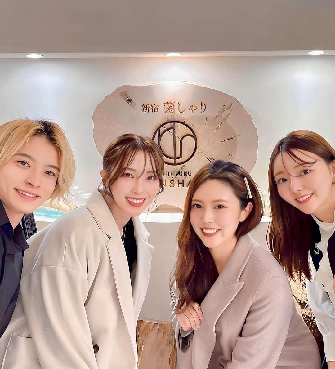 藤原望未さんのインスタグラム写真 - (藤原望未Instagram)「先日、プロラボさんがオープンした「菌しゃり」 @kinshari_shinjuku  さんに行ってきた🤍  きんしゃりって聞いて何料理かなー？と思ってたら キノコ鍋でなるほどね😍ってなった！  🍄大好きだし、デトックス感あってとーっても美味しかった！  スープが濃厚で絶品すぎるの🤤✨️ 薬味も9種類、全く違ったアクセントが楽しめて飽きない！ 前菜からデザートまで大満足でした💮  身体も温まって、寒い時期にはぴったりだね！ 内装も🍄の装飾が可愛いから行ったら見てみてね💋 . . りおとまりあちゃんと夫とで楽しい時間を過ごさせてもらいました☺️❣️  りおお誘いありがとう🥰   #プロラボ  #菌しゃり  #腸活  #デトックス  #ディナー  #新宿ディナー  #きのこ鍋」11月24日 18時05分 - nozo.mi74
