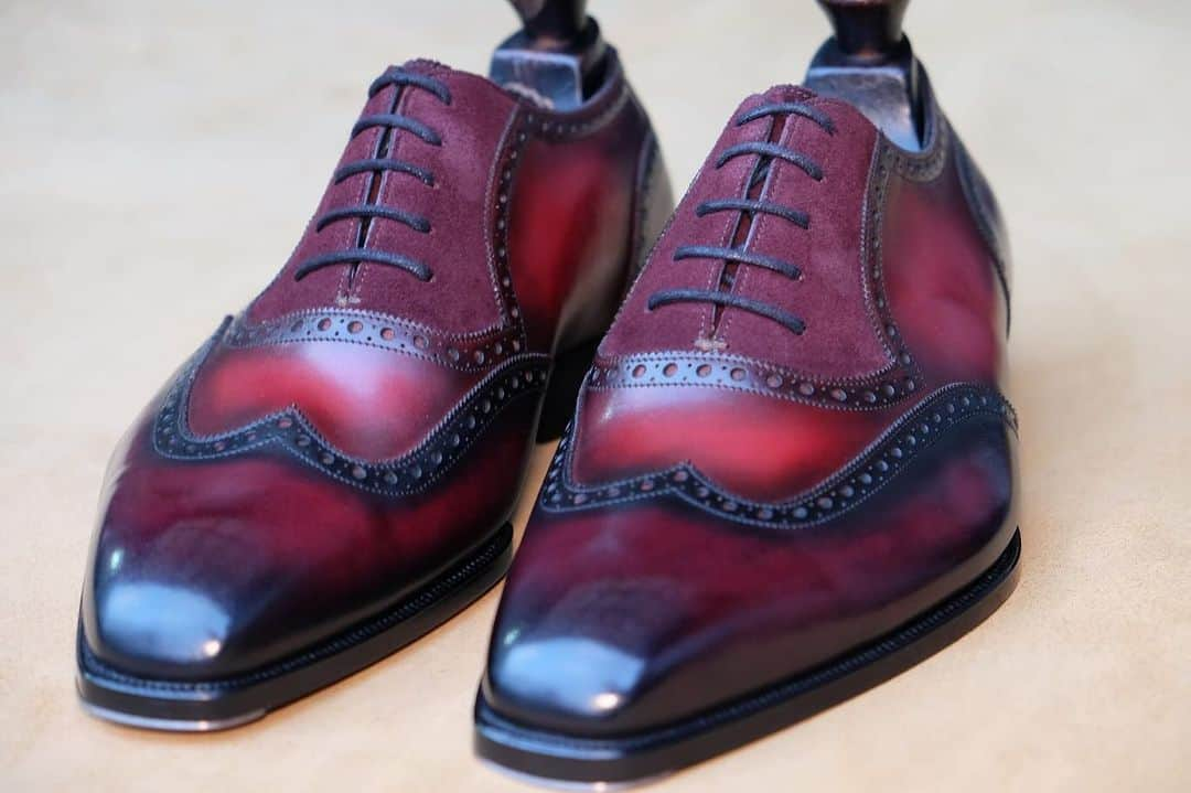 ガジアーノ&ガーリングのインスタグラム：「A truly unique pair of bespoke shoes.   The Astaire with Margaux patina on the wing and back counter and coronation red patina on the vamp with burgundy suede facing.   A challenging task but executed by our patina artist Ryan. @ryanjltomlinson   #gazianogirling #bespoke #patina #handmade #craft #madeinengland」