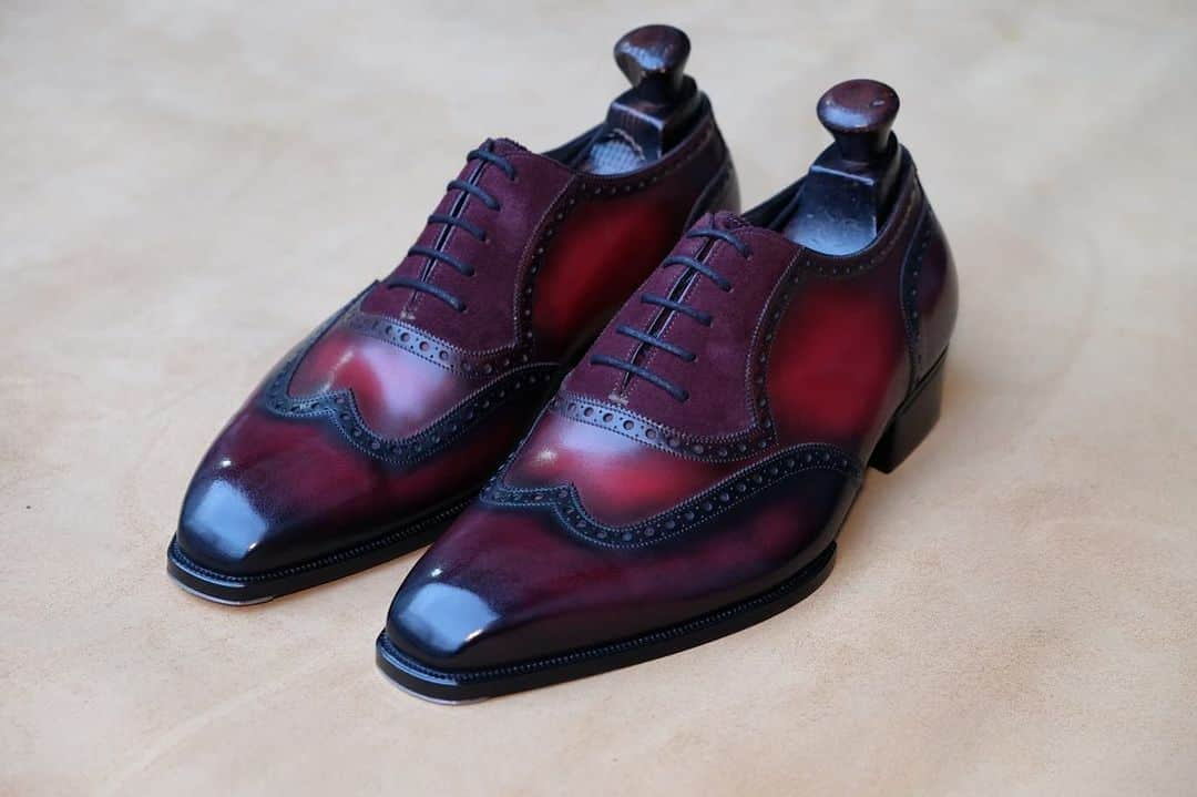 ガジアーノ&ガーリングさんのインスタグラム写真 - (ガジアーノ&ガーリングInstagram)「A truly unique pair of bespoke shoes.   The Astaire with Margaux patina on the wing and back counter and coronation red patina on the vamp with burgundy suede facing.   A challenging task but executed by our patina artist Ryan. @ryanjltomlinson   #gazianogirling #bespoke #patina #handmade #craft #madeinengland」11月24日 17時37分 - gazianogirling