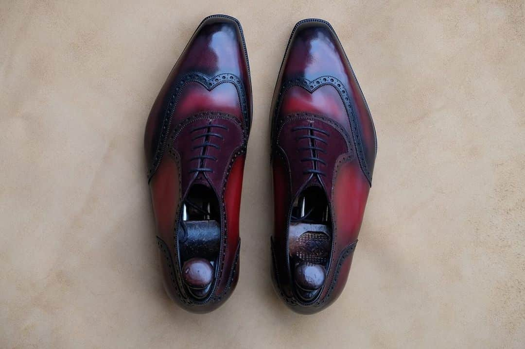 ガジアーノ&ガーリングさんのインスタグラム写真 - (ガジアーノ&ガーリングInstagram)「A truly unique pair of bespoke shoes.   The Astaire with Margaux patina on the wing and back counter and coronation red patina on the vamp with burgundy suede facing.   A challenging task but executed by our patina artist Ryan. @ryanjltomlinson   #gazianogirling #bespoke #patina #handmade #craft #madeinengland」11月24日 17時37分 - gazianogirling