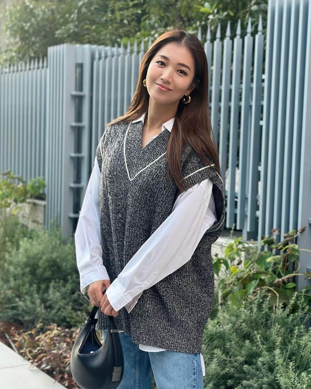 上原歩のインスタグラム：「* 行ってみたかったカフェに行ったら長蛇の列過ぎて仕切り直すことにしました☕️ どこに行こっか？と相談しながら歩く道。  ANNUALのベストは陽射しが暖かい日中にも大活躍  ＂年に一回＂ の意味をもつアニュアルはその年にとれた高品質なニュージーランドメリノウール🐏を使っています。  希少性の高い羊毛をさらにふるいにかけ厳選されたannualのベストは 着心地の柔らかに加えてしっかりとした強度があるので着てもへたらず形が美しくベストですがとても暖かいのです。 本日はシャツ合わせで🐑🧡  ・ ______________________________________________  #PR#love #life #loveislove #knit #vest #annual #annual_nz #sustainable #newzealand #アニュアル #サステナブル #ニット」