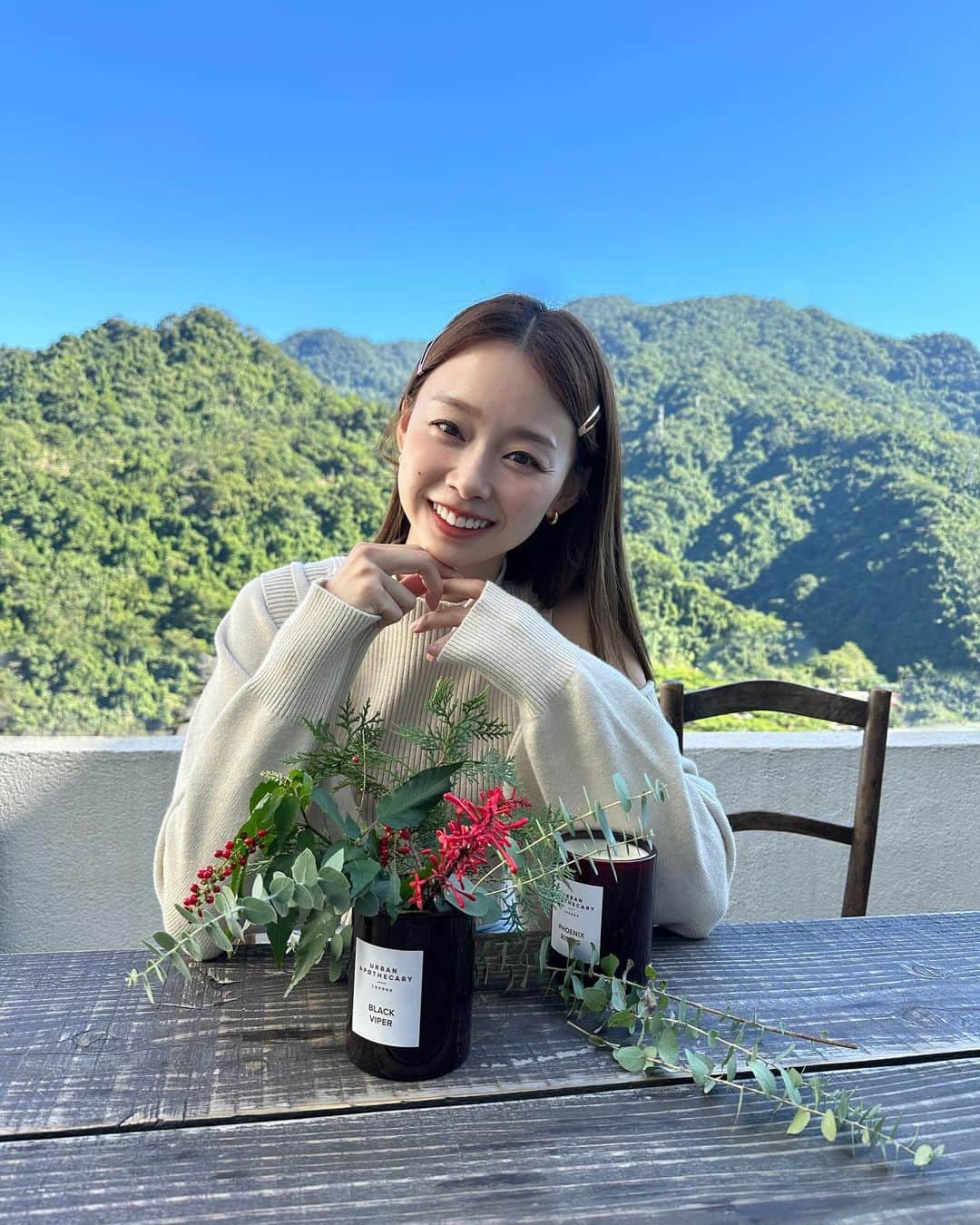 吳斐莉のインスタグラム：「查葳來作客的這天 我在家裡附近找了些植物 +上自家種的蘋果鞍 之前跟 @wave_flower 闆娘學的 燒完的蠟燭空杯 裡頭放入雞網，就可以插花了～  雖然只找到了些紅色的花 但紅配綠的反而很有聖誕節🎄的感覺呢🥰  （背景我自己都覺得看起來好不真實喔🤣）」
