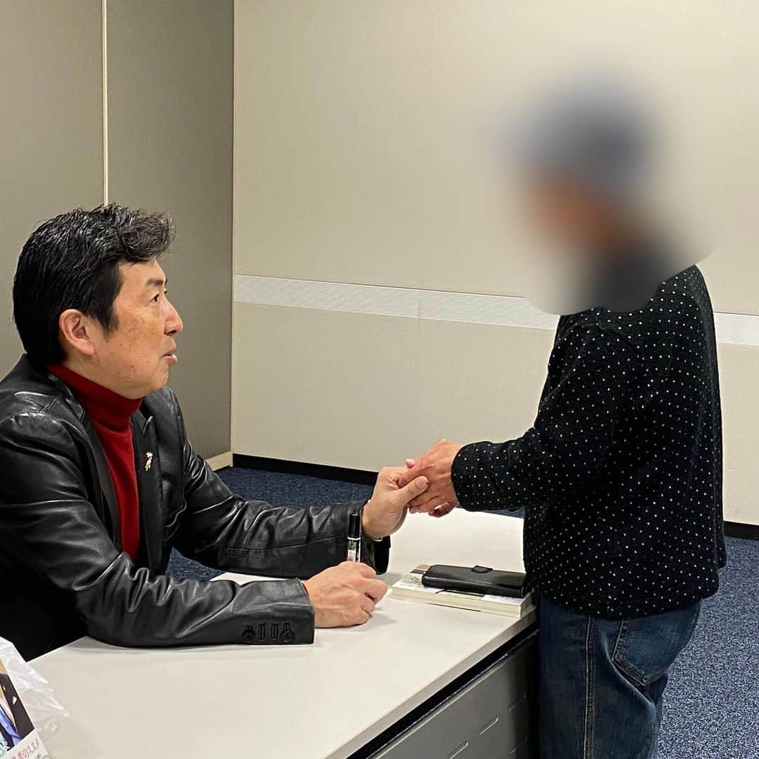 笠井信輔さんのインスタグラム写真 - (笠井信輔Instagram)「中日新聞社から出した自著 「がんがつなぐ足し算の縁」 そのサイン会が昨日行われました！  普通サイン会は、講演会などイベントの後に行われるものですが、今回はサイン会だけ  しかも本屋さんでもなく 祝日の霞ヶ関、中日新聞東京本社  以前のブログやInstagramにも書かせていただきましたが、お客さんはあまり来ないだろうなと予想していました  30分前、午後1時半に中日新聞東京本社に着くとロビーで 私のパネル展がやっていました  お二人が、すでに来て下さって 私が当時書いた記事を熱心に読んでいて下さっていました  東京新聞生活面担当の皆さんには、当時、私の連載も掲載していただいて、そして、こんな大きな垂れ幕まで作ってくださってほんとに感謝しかありません  パネル展の奥には、こんな素敵なサイン会場まで作ってくださっていました(^_^)v  始めちゃいましょう という私の一言で、30分前にサイン会をスタートさせたのですが、そこから3時間、列は途切れることがありませんでした  なんと、97人もの方に来ていただいたのです  皆さん、大変な熱量で、お1人 3分から5分ぐらい ご自分や、家族、友人などの病気の話や直面している困難について一気に語ってくださいました  自分のことをわかってほしい、友達にどう声をかけていいかわからない、そんな思いを受け止めて、お話をしていると、あっという間に時間が過ぎていきました  神奈川、千葉、そして遠くは長野や岩手からもいらしてくださって感謝しかありません  お客さんが来ないことを心配して 幼なじみや友人も駆けつけてくれました  予想超える皆さんに来ていただいたおかげで、途中本が品切れ状態になってしまって、ご迷惑をおかけしました  皆さんと撮った写真、その1部をここに掲載させていただきますね  いらしてくださったみなさん、ありがとうございました！  そして 東京新聞、中日新聞のみなさんありがとうございました  最後に、スタッフと撮ればよかった〜！  サイン会が成功して喜ぶ 私の本の担当の中日新聞、田中さんでした　(^_^)v」11月24日 17時40分 - shinsuke.kasai