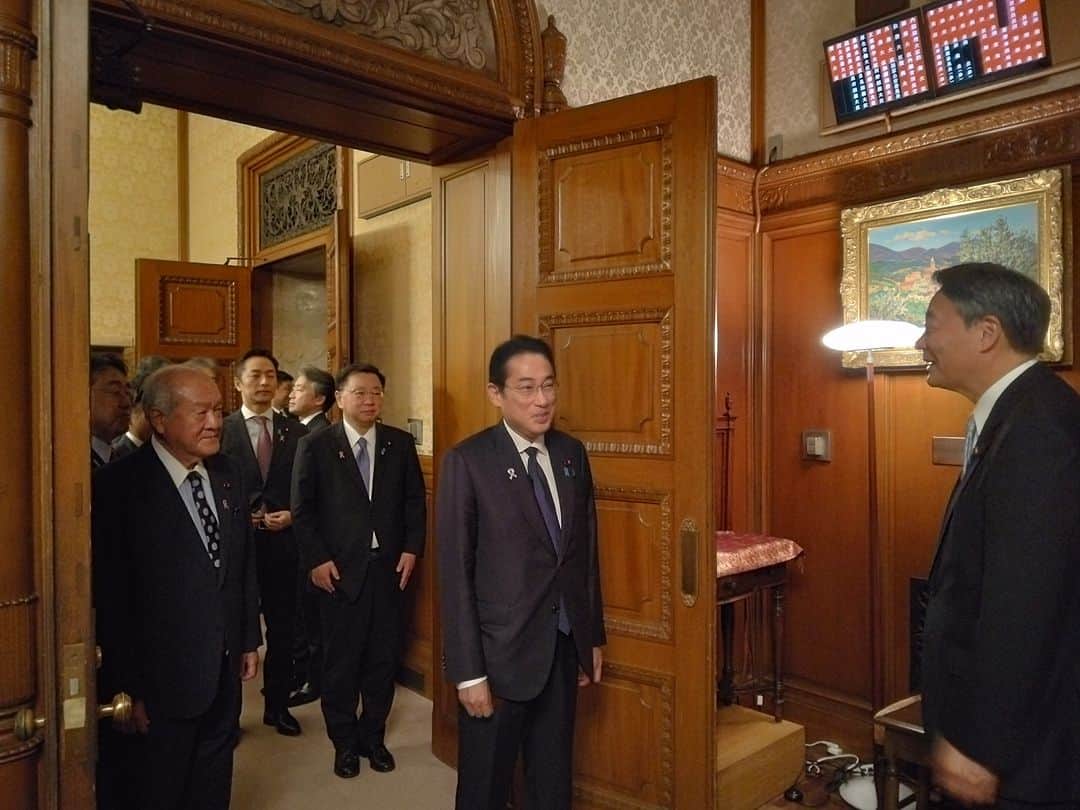 海江田万里のインスタグラム：「夕方から衆議院本会議が開かれました。 冒頭、国連安保理決議に違反し、ミサイル発射を続ける北朝鮮に対し「北朝鮮による衛生打ち上げを目的とする弾道ミサイル技術を使用した発射に抗議する決議案」が、緊急上程され、全会一致で可決しました。 あわせて、今日昼間に予算委員会で可決された「令和５年度補正予算案」が緊急上程され、各党から討論では、立憲民主党からは小山議員が反対の立場で登壇しましたが、採決の結果、自民・公明・維新・国民民主党の賛成多数で可決されました。 他、同じく緊急上程された「JAXA法の一部を改正する法律案」他２本の法案がいずれも賛成多数で可決されました。 本会議終了後、予算案可決の挨拶に岸田総理大臣、鈴木財務大臣が、「改正JAXA法」の成立のお礼に盛山文部科学大臣が副議長室に来られました。」