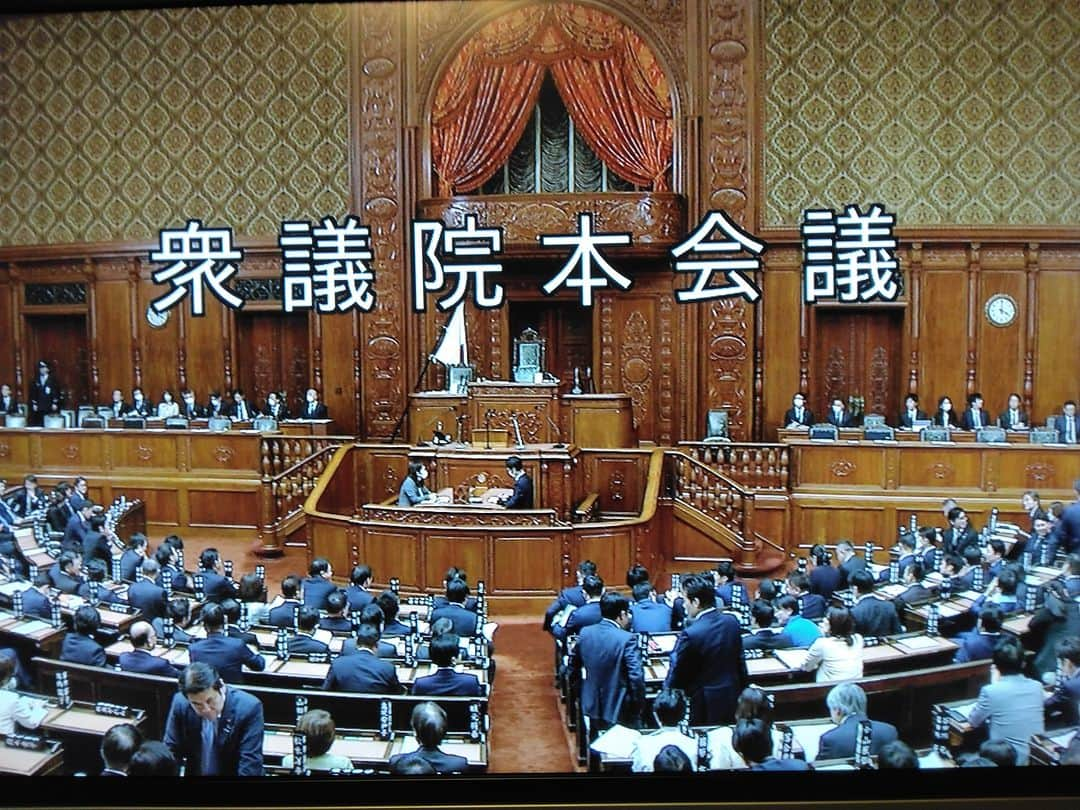 海江田万里さんのインスタグラム写真 - (海江田万里Instagram)「夕方から衆議院本会議が開かれました。 冒頭、国連安保理決議に違反し、ミサイル発射を続ける北朝鮮に対し「北朝鮮による衛生打ち上げを目的とする弾道ミサイル技術を使用した発射に抗議する決議案」が、緊急上程され、全会一致で可決しました。 あわせて、今日昼間に予算委員会で可決された「令和５年度補正予算案」が緊急上程され、各党から討論では、立憲民主党からは小山議員が反対の立場で登壇しましたが、採決の結果、自民・公明・維新・国民民主党の賛成多数で可決されました。 他、同じく緊急上程された「JAXA法の一部を改正する法律案」他２本の法案がいずれも賛成多数で可決されました。 本会議終了後、予算案可決の挨拶に岸田総理大臣、鈴木財務大臣が、「改正JAXA法」の成立のお礼に盛山文部科学大臣が副議長室に来られました。」11月24日 17時43分 - kaiedabanri