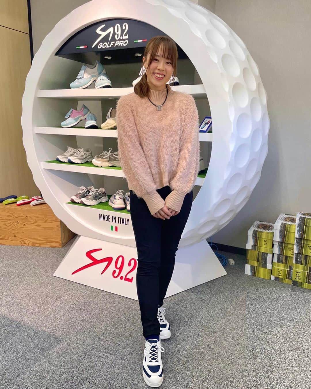 笹原優美のインスタグラム：「⭐︎ アンバサダーを務めさせていただいている #ゴルフシューズブランド  『9.2 GOLF PRO ／ノーべ・プント・ドゥーエ ゴルフプロ』さんに ご挨拶に行ってきました😌🌸 @jp_9.2golfpro  新作のデザインを選ばせていただいて、 帰り際には写真で履いている スニーカータイプのゴルフシューズも頂きました☺️✨ 練習用にぴったりなシューズです⛳️  9.2さんのシューズは、 疲れにくさが一番のお気に入り！！ 革の柔らかさが心地良いです☁️ なのにしっかりとしたホールド感🤲🏻  デザインがとってもお洒落なので、 シューズ可愛いね😍！って 声を掛けていただけることが多くて嬉しいです✨  イタリアの熟練職人さんが 手作業で愛情を込めて作られているシューズを これからも大切に履いていこうと思います😌🇮🇹  皆さんの足元にもぜひ...👟💓 ☁️ ☁️ @jp_9.2golfpro  #9punto2golfproshoes #9punto2 #ノーべプントドゥーエゴルフシューズ #イタリア製ゴルフシューズ#高級ゴルフシューズ #ゴルフコーディネートスタイル #ゴルフおしゃれ#ハンドメイドシューズブランド #形状記憶インソール#golfstagram #ゴルフ#golf#ゴルフ上手くなりたい#ゴルフ大好き #ゴルフ好き#ゴルフ女子#ゴルフ男子」