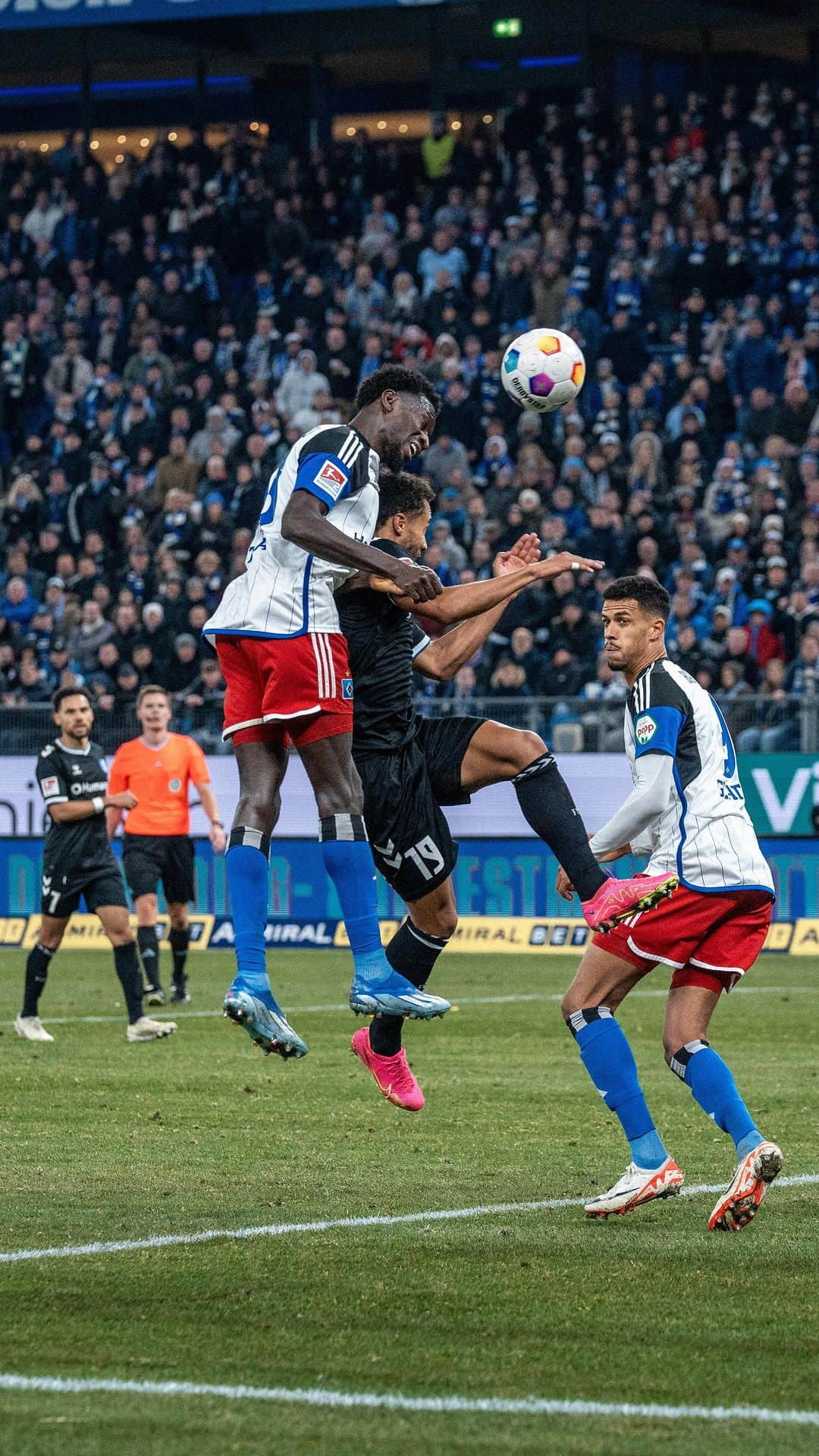 ハンブルガーSVのインスタグラム：「Volksparkstadion on fire! 🔥💙  Heute Abend endlich wieder Heimspiel in unserem Wohnzimmer. Habt ihr Bock? 🫶  #nurderHSV #HSVEBS」