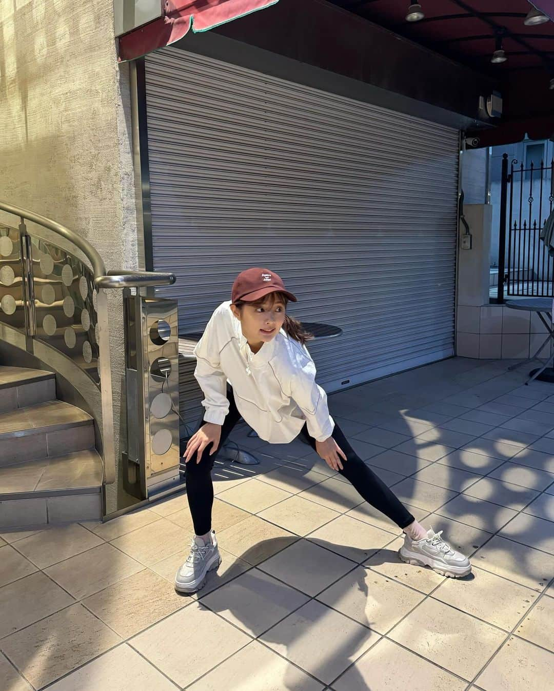 熊江琉唯さんのインスタグラム写真 - (熊江琉唯Instagram)「ランニングしやすい季節になったね🏃‍♀️ 個人的には暑い時より寒い時の方が走りやすい！  でも体が固まってると怪我しやすいからストレッチはちゃんとしましょう🙆笑  ランニングウェアは 上下ともに @xexymix_jp のです✌︎  ジャケットは軽くてファスナー付きのポケットあり👌オーバーサイズでお尻隠れるのも嬉しい🍑  レギンスも透けないあったかい素材でスマホを入れられるサイドポケット付き！ランナーのほしいを叶えてる🫶✨  他のスポーツウェアも可愛いし高性能なので見てみてね☺️  #pr #run #running #runner #フィットネス #ランニング #ランナー #ランニング女子 #スポーツウェア #ランニングウェア #ダイエット」11月24日 17時44分 - ruikumae