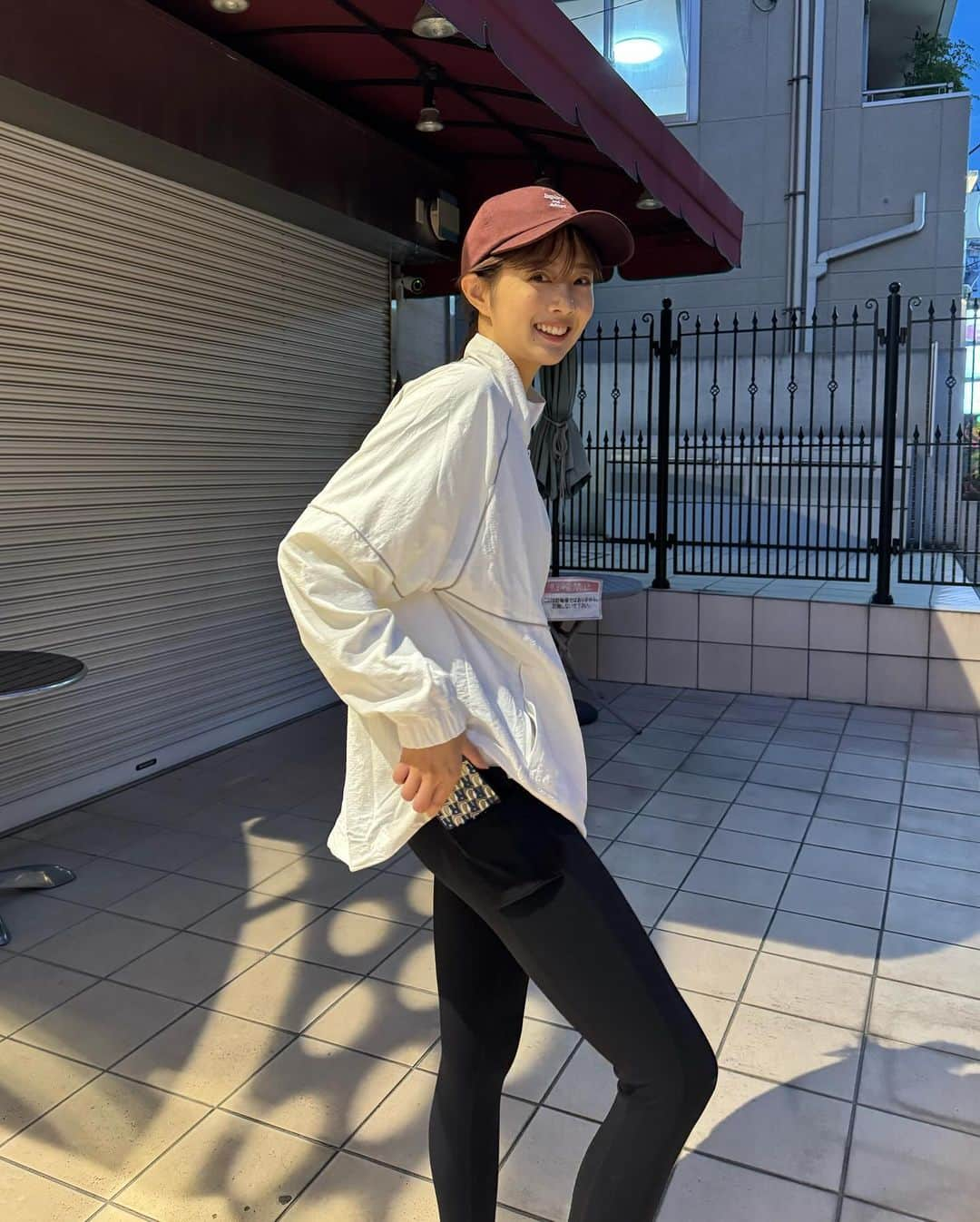 熊江琉唯さんのインスタグラム写真 - (熊江琉唯Instagram)「ランニングしやすい季節になったね🏃‍♀️ 個人的には暑い時より寒い時の方が走りやすい！  でも体が固まってると怪我しやすいからストレッチはちゃんとしましょう🙆笑  ランニングウェアは 上下ともに @xexymix_jp のです✌︎  ジャケットは軽くてファスナー付きのポケットあり👌オーバーサイズでお尻隠れるのも嬉しい🍑  レギンスも透けないあったかい素材でスマホを入れられるサイドポケット付き！ランナーのほしいを叶えてる🫶✨  他のスポーツウェアも可愛いし高性能なので見てみてね☺️  #pr #run #running #runner #フィットネス #ランニング #ランナー #ランニング女子 #スポーツウェア #ランニングウェア #ダイエット」11月24日 17時44分 - ruikumae