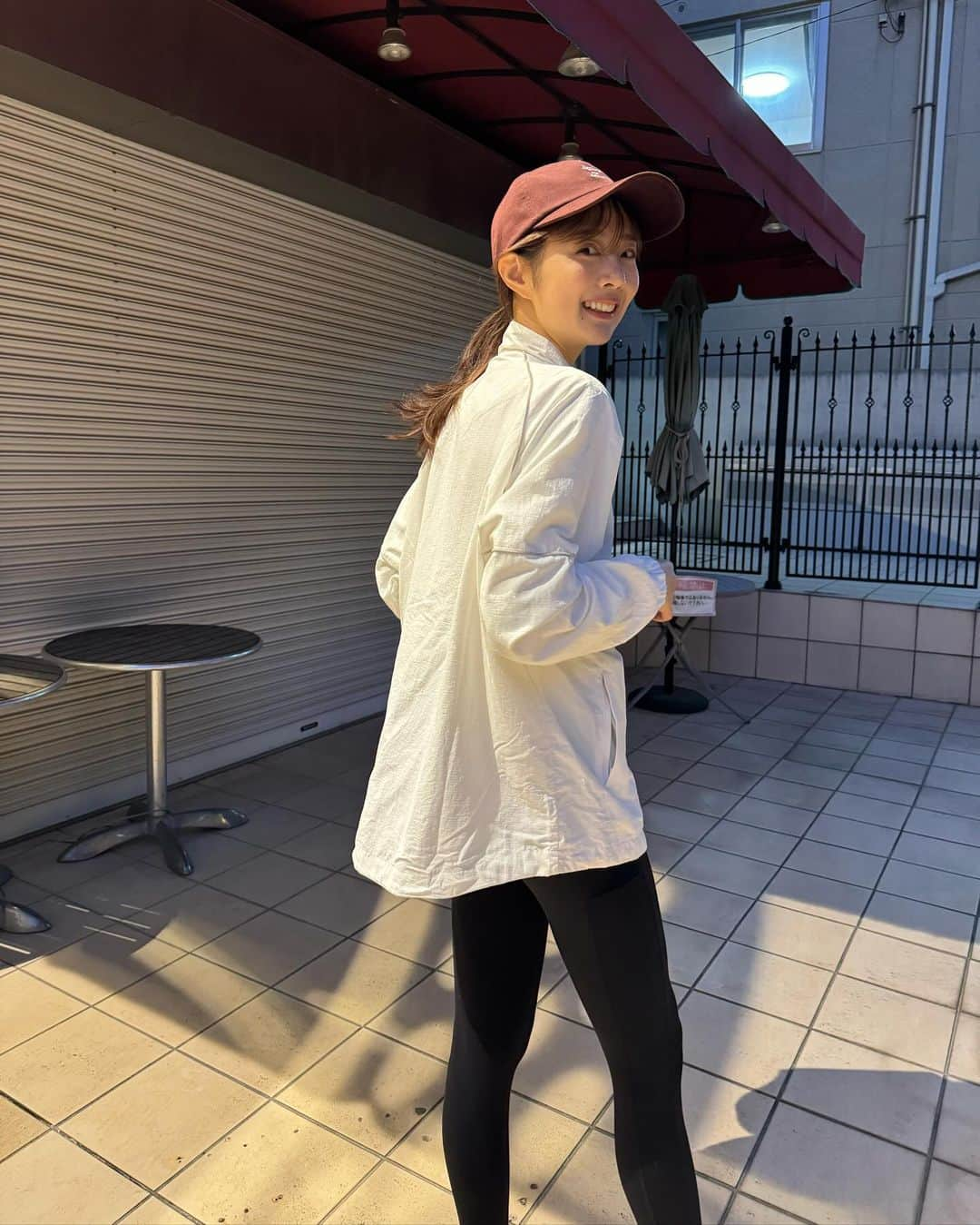 熊江琉唯さんのインスタグラム写真 - (熊江琉唯Instagram)「ランニングしやすい季節になったね🏃‍♀️ 個人的には暑い時より寒い時の方が走りやすい！  でも体が固まってると怪我しやすいからストレッチはちゃんとしましょう🙆笑  ランニングウェアは 上下ともに @xexymix_jp のです✌︎  ジャケットは軽くてファスナー付きのポケットあり👌オーバーサイズでお尻隠れるのも嬉しい🍑  レギンスも透けないあったかい素材でスマホを入れられるサイドポケット付き！ランナーのほしいを叶えてる🫶✨  他のスポーツウェアも可愛いし高性能なので見てみてね☺️  #pr #run #running #runner #フィットネス #ランニング #ランナー #ランニング女子 #スポーツウェア #ランニングウェア #ダイエット」11月24日 17時44分 - ruikumae