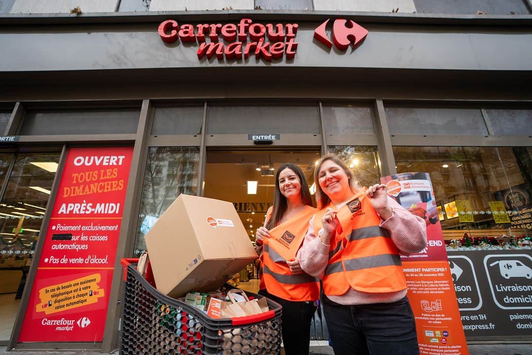 Carrefour Franceのインスタグラム：「On soutient les @banquesalimentaires pour la 28ème année consécutive ! 🤝  Jusqu'à dimanche, venez faire vos dons dans nos magasins mais aussi chez nos concurrents ☺️ peu importe où, le plus l'important c'est de donner 🙏  Merci pour votre mobilisation 🧡」