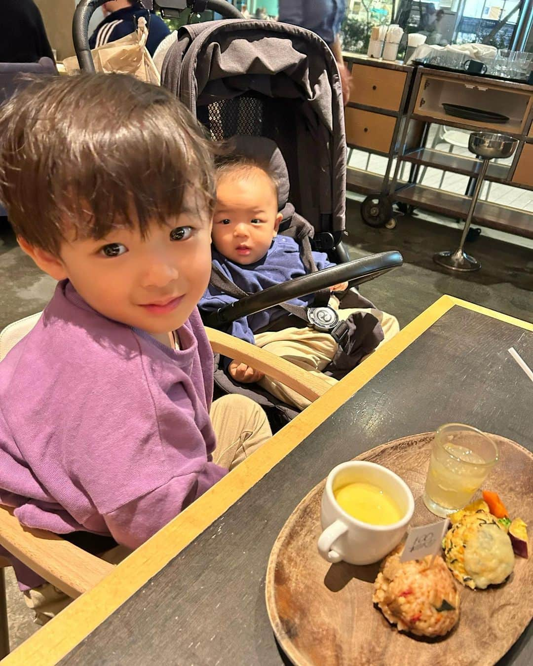 阪本智子さんのインスタグラム写真 - (阪本智子Instagram)「🍽️♡  二子玉川で久しぶりにディナーした時の🩷   @100spoons_futako  離乳食が無料なんだけど、 かのちゃん一食じゃ足りなくて×４もらいました😂🙏  さらにそのあとミルクも飲んでた🍼笑  2人ともよく食べる子に育ってくれていてママは嬉しいよ🩷  #二子玉川カフェ #100本のスプーン #兄弟ママ #阪本智子」11月24日 17時47分 - tomoko_sakamoto423