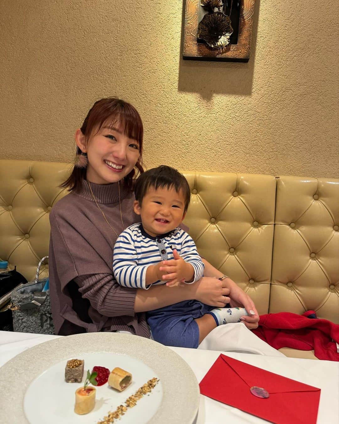 尻無浜冴美さんのインスタグラム写真 - (尻無浜冴美Instagram)「銀座のカスケード(@cascade_ginza )でママ友とフレンチ♪ フレンチと言ってもカジュアルフレンチ 箸で食べられるから子ども片手に抱っこしながらでも食べやすくて嬉しかった✨  お料理はどれも美味しくて、そしておしゃれ 小さな箱に入ったアミューズは開ける瞬間ワクワクするし、お花いっぱいで写真を何枚も撮りたくなっちゃう🥰 パンがもちもちほんのり甘くて、8くんも美味しそうに食べてました ももちゃんと感激してお代わりしてしまったよ😂💕 食後のデザートは薔薇🌹が敷き詰められたトランクから出てきてサプライズ感がすてき  箸で気軽に食べられるフレンチ 終始ワクワクが止まらなくて楽しい時間でした  メニューはこちら✍️  ＜アミューズ＞ 苺と鶏レバーのマカロン　 ～イチジクを添えて～  ＜オードブル＞ 2種のクレープロール　パテ・ド・カンパーニュと共に ～スモークサーモンと4種チーズ＆生ハムとりんごのコンポート～  ＜スープ＞ 本日のポタージュ  ＜パン＞ 全粒粉ロールとホワイトロール  ＜アントレ＞ 鴨肉のロースト　 ～マデラソースとブリュレアスパラを添えて～  ＜お口直し＞ エキゾチックフルーツとグレープフルーツのジュレ ～クリームチーズのアイスクリームと共に～  ＜ポワソン＞ 旬魚のフリール＆ホタテのミキュイ　 ～九条ネギとディルジンジャーのアクセントで～  ＜ヴィアンド＞ サーロイン・大山鶏・豚肩ロース　 ～3種肉の低温グリエと野菜のエチュベ～  ＜デセール＞ トランクケースに入ったプチケーキ  📍東京都中央区銀座６丁目１３−１６  パセラリゾーツ銀座店 Ｂ３Ｆ  #PR #カスケード銀座店  #銀座フレンチ #カジュアルフレンチ  #パセラ #銀座グルメ #銀座ディナー  #新米ママ　#男の子ママ　#一歳児」11月24日 17時57分 - saemi_shinahama