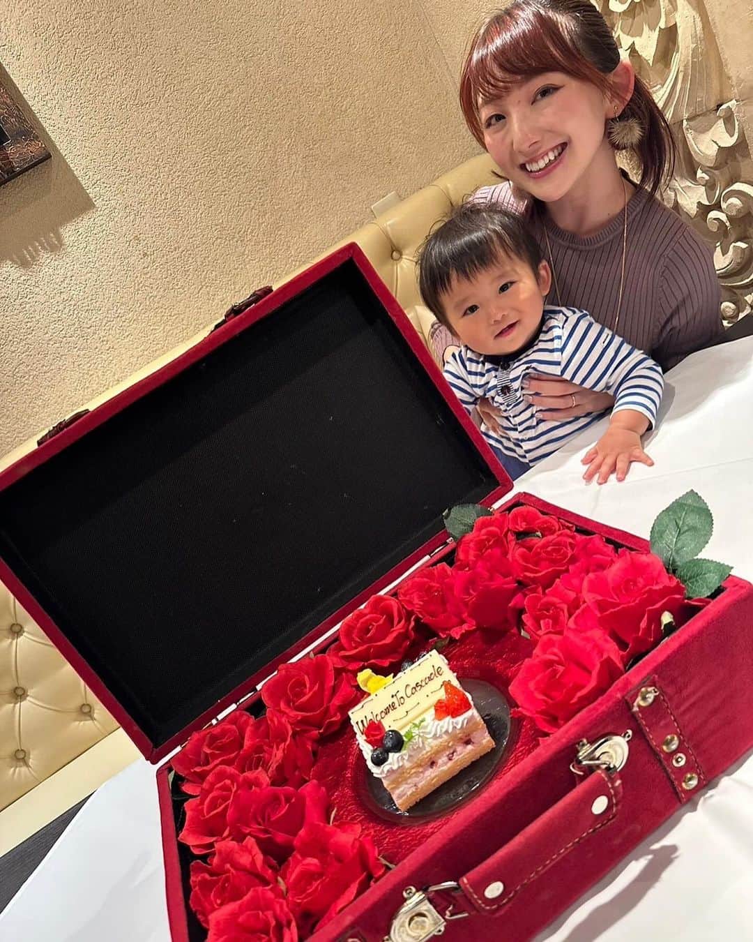 尻無浜冴美さんのインスタグラム写真 - (尻無浜冴美Instagram)「銀座のカスケード(@cascade_ginza )でママ友とフレンチ♪ フレンチと言ってもカジュアルフレンチ 箸で食べられるから子ども片手に抱っこしながらでも食べやすくて嬉しかった✨  お料理はどれも美味しくて、そしておしゃれ 小さな箱に入ったアミューズは開ける瞬間ワクワクするし、お花いっぱいで写真を何枚も撮りたくなっちゃう🥰 パンがもちもちほんのり甘くて、8くんも美味しそうに食べてました ももちゃんと感激してお代わりしてしまったよ😂💕 食後のデザートは薔薇🌹が敷き詰められたトランクから出てきてサプライズ感がすてき  箸で気軽に食べられるフレンチ 終始ワクワクが止まらなくて楽しい時間でした  メニューはこちら✍️  ＜アミューズ＞ 苺と鶏レバーのマカロン　 ～イチジクを添えて～  ＜オードブル＞ 2種のクレープロール　パテ・ド・カンパーニュと共に ～スモークサーモンと4種チーズ＆生ハムとりんごのコンポート～  ＜スープ＞ 本日のポタージュ  ＜パン＞ 全粒粉ロールとホワイトロール  ＜アントレ＞ 鴨肉のロースト　 ～マデラソースとブリュレアスパラを添えて～  ＜お口直し＞ エキゾチックフルーツとグレープフルーツのジュレ ～クリームチーズのアイスクリームと共に～  ＜ポワソン＞ 旬魚のフリール＆ホタテのミキュイ　 ～九条ネギとディルジンジャーのアクセントで～  ＜ヴィアンド＞ サーロイン・大山鶏・豚肩ロース　 ～3種肉の低温グリエと野菜のエチュベ～  ＜デセール＞ トランクケースに入ったプチケーキ  📍東京都中央区銀座６丁目１３−１６  パセラリゾーツ銀座店 Ｂ３Ｆ  #PR #カスケード銀座店  #銀座フレンチ #カジュアルフレンチ  #パセラ #銀座グルメ #銀座ディナー  #新米ママ　#男の子ママ　#一歳児」11月24日 17時57分 - saemi_shinahama