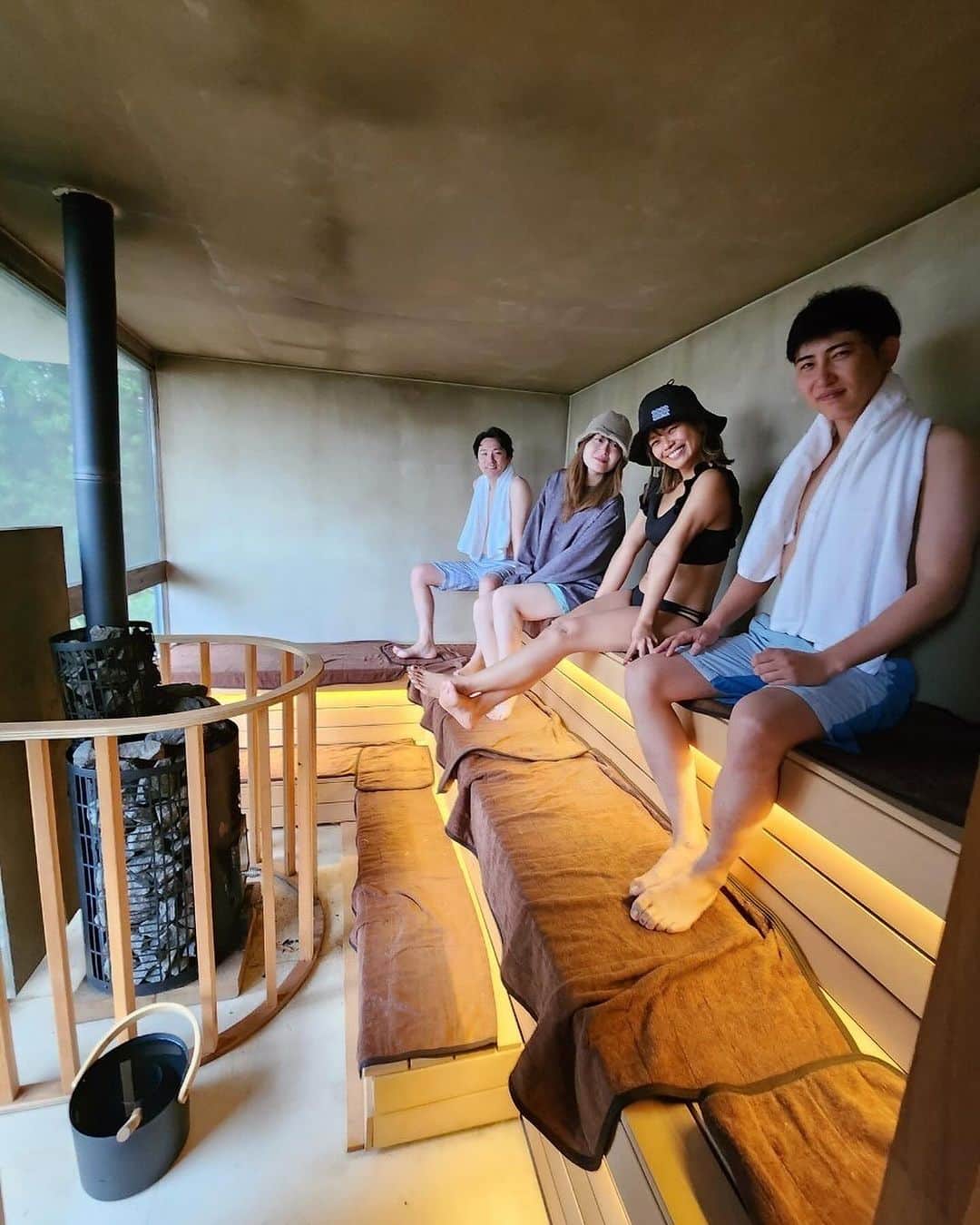 クロさんのインスタグラム写真 - (クロInstagram)「先日、箱根のプライベート貸別荘で、大自然の中、暮らすように泊まってきました🪻✧*。 @andalbum.hakone   大きな窓から見ることのできる美しい大自然… 広々としたリビング、ダイニング。 美しいインテリアの中での、薪ストーブなどの非日常… どれもこれもが新鮮で、雨が降っていても、その情緒すら素晴らしいものに感じた場所。 常に湧いている天然温泉もとーーっても贅沢👏🏽さすが箱根です！！！ BBQから、サウナ、天然温泉まで余すことなく堪能させていただきました〜🧖🏽‍♀️∗ ︎*ﾟ   夜は小田原さかなセンターで買った魚介や、箱根の精肉店で購入した新鮮な食材をBBQで焼いてシンプルに食す… 朝はサウナの準備をしながら、コーヒー豆を挽いて、薪ストーブの前に座ってコーヒーを…☕️ 子どもたちが寝てから、大人だけでお酒を楽しみながら、壁に大画面で映画を楽しみました♩  スキンケア類や、タオル類、食器や、調味料、家電なども完璧に揃っていて、快適で極上な時間を味わうことができました〜  心からもう一泊したかった… 最高な時間を最高な仲間と…ありがとうございました〜！！！みなさんもぜひ♡ ————— 会員限定のプライベート貸別荘「&albumHAKONE（アンドアルバム箱根）」  Instagram：@andalbum.hakone 詳細は、プロフィールのリンクへ  会員のお申込については公式HPをチェック! ※会員登録は定員になり次第締め切らせていただきますのでご了承ください。 —————  #andalbum箱根 #会員限定プライベート貸別荘 #pr #箱根別荘 #箱根サウナ #子連れ旅 #ちびクロdiary」11月24日 17時50分 - kuro_risa