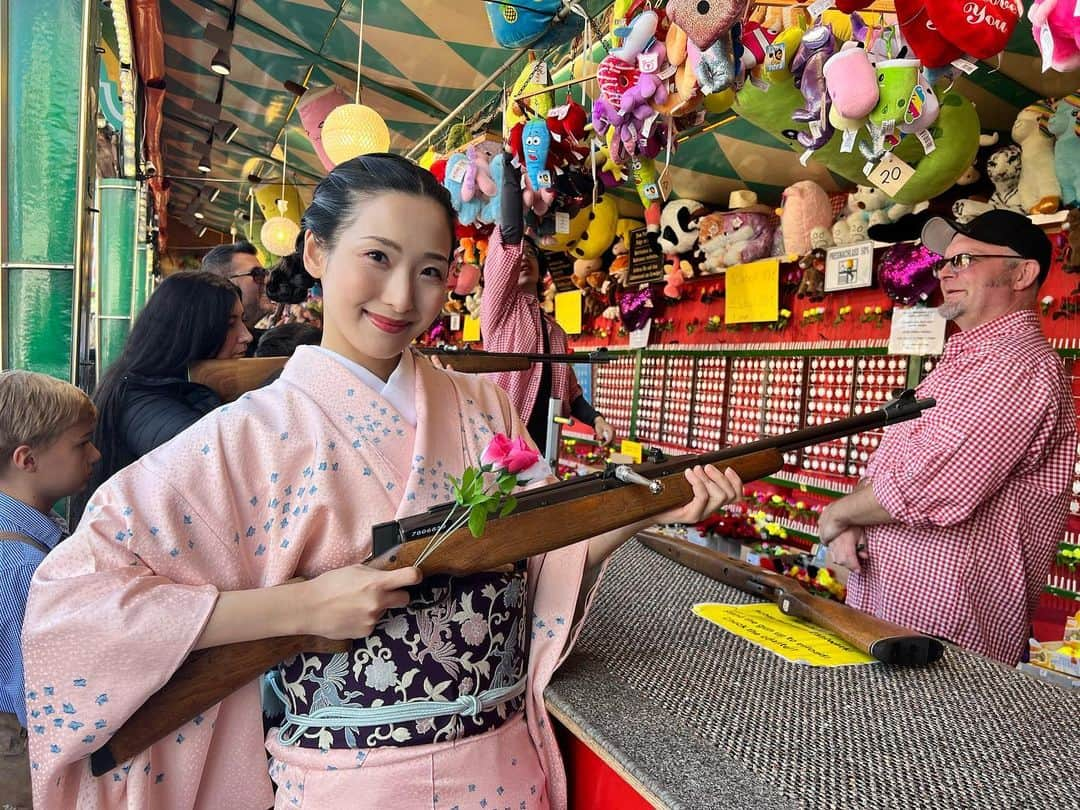 蘭乃はなさんのインスタグラム写真 - (蘭乃はなInstagram)「和樂オフショット☺︎  ①青空と公園 ②林をぬけたらオクトーバーフェストでした ③オクトーバーフェストのクッキーペンダント！ ④射的もやっちゃう！  #みなさん気づきましたか #一枚目で持ってる花は #射的でゲットした   #和樂web みてね #ストーリーズ もしくは #media から @warakumagazine」11月24日 17時51分 - rannohana_official