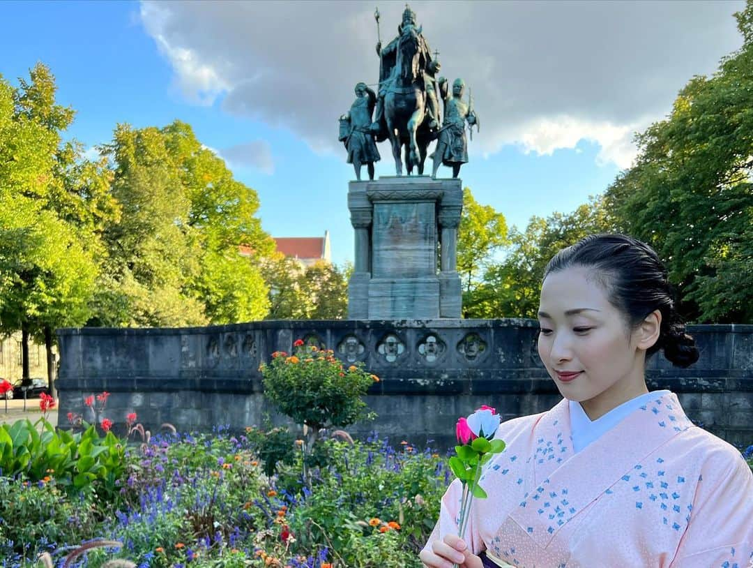 蘭乃はなのインスタグラム：「和樂オフショット☺︎  ①青空と公園 ②林をぬけたらオクトーバーフェストでした ③オクトーバーフェストのクッキーペンダント！ ④射的もやっちゃう！  #みなさん気づきましたか #一枚目で持ってる花は #射的でゲットした   #和樂web みてね #ストーリーズ もしくは #media から @warakumagazine」