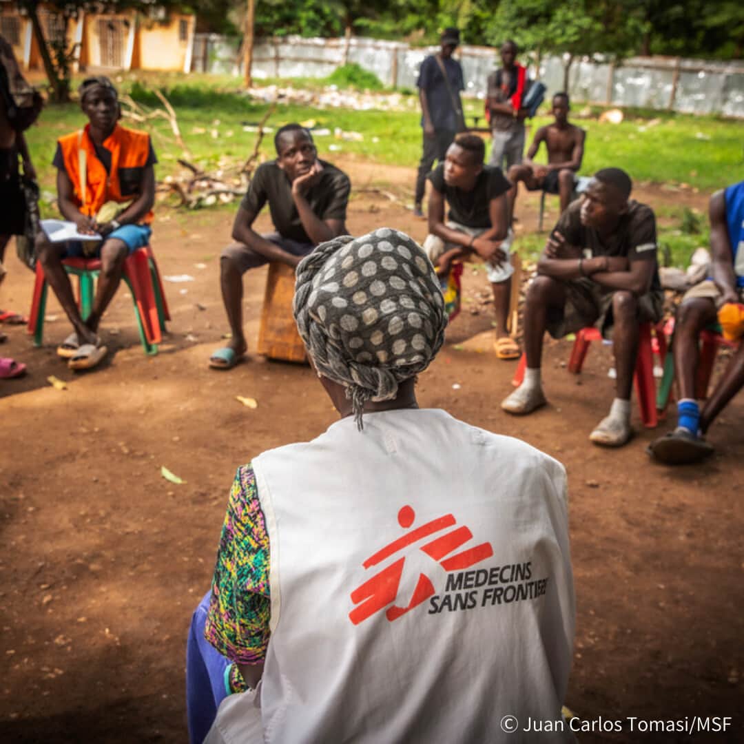 国境なき医師団さんのインスタグラム写真 - (国境なき医師団Instagram)「【明日11月25日は #女性に対する暴力撤廃の国際デー】  国連も「世界で最も蔓延している人権侵害」と指摘する、女性と女児に対する暴力。国境なき医師団（MSF）は、紛争の繰り返される中央アフリカで、性暴力の被害者の治療に取り組んできました。  MSFが約5年間で治療した被害者は1万9500人以上。しかし、「この数は氷山の一角にすぎません」とスタッフは語ります。  写真📷 1枚目▶️性暴力被害者の相談に応じるMSFスタッフたち 2枚目▶️被害者との相談に応じる部屋 3枚目▶️MSFは中央アフリカで性暴力および家族計画に関する啓発活動も実施している  👇詳しい記事はプロフィールのリンクからウェブサイト「活動ニュース」へ @msf_japan  #国境なき医師団 #MSF #医療援助 #人道援助 #中央アフリカ #女性に対する暴力撤廃の国際デー」11月24日 18時00分 - msf_japan
