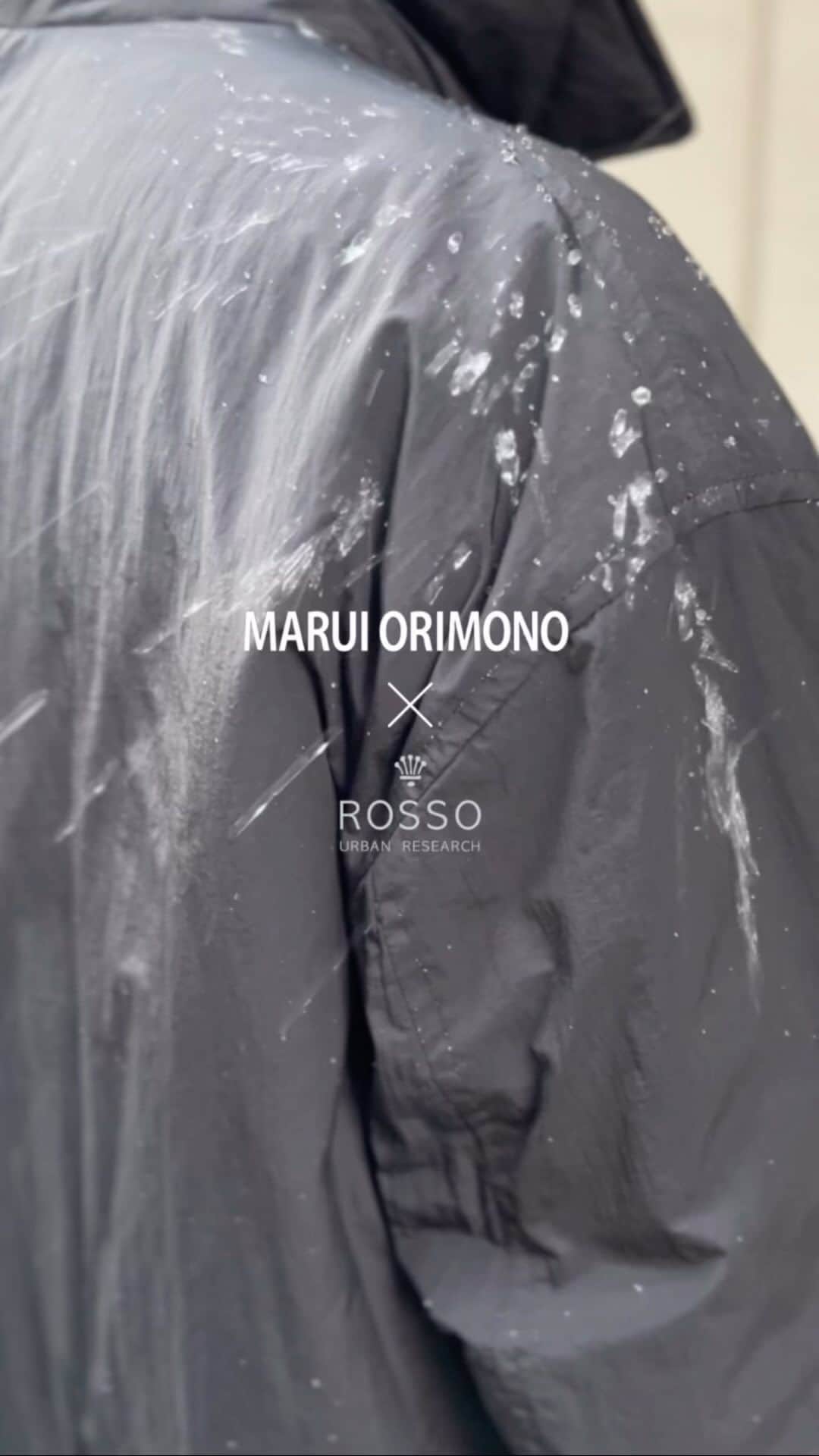 ROSSO MENのインスタグラム：「・  @urban_research_rosso_men ↑他の投稿もチェック！！  -MATERIAL- ・撥水性があり頑強かつ軽量、上品な質感も兼ね備えた秀逸素材 ・程よい中綿分量で使いやすさと保温性も確保 ・超高密度のナイロンファブリックにより高い防風性を実現  -DESIGN- ・キルトステッチを省いた、よりミニマルなデザイン ・比翼、チンストラップを採用し高い防寒性 ・程良くゆとりのあるシルエットで旬なバランスに  -COORDINATE- ・スウェットやニットなどに羽織って大人カジュアルに ・シャツにスラックス等、上品に合わせるのも◎ ・ジャケットやスーツの上から羽織ったONスタイルにも ーーーーーーーーーーーー 《画面をタップすると商品詳細をご覧いただけます》  【ITEM】　 丸井織物 中綿ステンカラーコート カラー:BLACK , GRAY サイズ :M , L、XL ￥30,800（tax in) ーーーーーーーーーーーー  #メンズ #urbanresearch #アーバンリサーチ #urbanresearchrossomen#アーバンリサーチロッソメン #秋服コーデ #秋冬コーデ #大人カジュアル #きれいめカジュアル #大人カジュアルコーデ #きれいめカジュアルコーデ #ギフト #ギフトにおすすめ #おすすめギフト #ootd #スタイリング #スタッフスタイリング #大人きれいめコーデ #着映えコーデ #メンズファッション #大人カジュアルスタイル #おでかけコーデ #お出かけコーデ"」