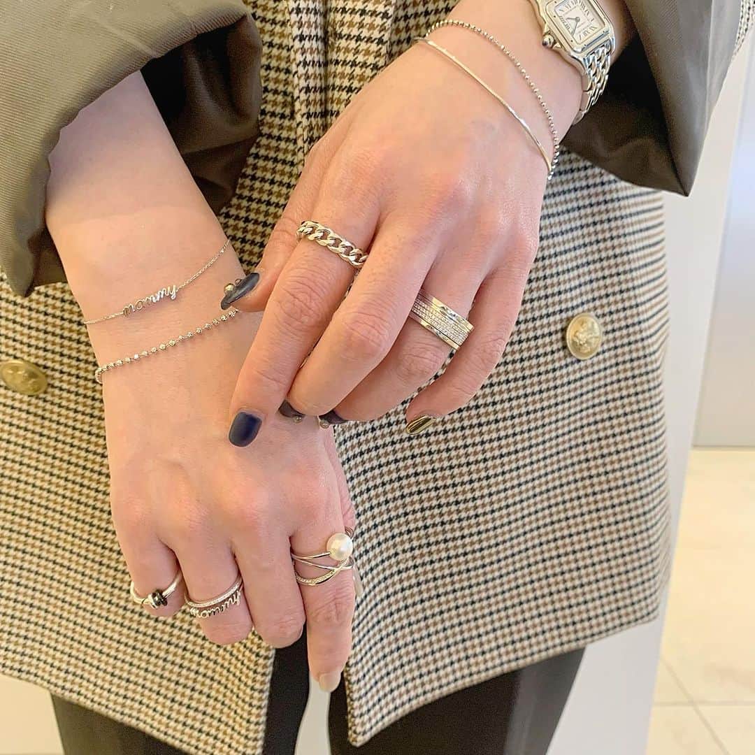 bijouxthreecのインスタグラム：「【Oeau】  OeauのPOPUP開催中です🤲🏻✨ たくさんのご来店ありがとうございます😊  明日もお待ちしております🩵🩵  ………………………………………………   - Oeau POPUP STORE -  11.23(thu)〜27(mon)  ………………………………………………  BIJOUX THREEC 2F 特設会場にて Oeau POPUP を開催いたします。  @oeau_jewelry   ・  🩵新作 “9th collection” 発売  ↪︎今回は“いびつ”をテーマに 少しゆがんだデザインやアシンメトリーな配置、 １つ１つ形が異なるケシパールを使用したアイテムが登場。 素材はK18,K9,スターリングシルバー、 パール、ダイヤ、カラーストーンと 様々な素材や色を組み合わせた商品がラインナップ。  ・  🩵1st collectionから8th collectionまで フルラインナップを期間限定展開  ↪︎2015年のデビューコレクションから、 これまで発売されたOeauのジュエリーを フルラインナップでご覧頂けます。 ぜひこの機会に一生物のパートナーを見つけてください。  ・  期間中は混雑も予想されますので、 ご予約をおすすめしております。 HPやお電話にてお気軽にご予約お待ちしております。 ☎︎025-211-8330  #oeau #oeaujewelry  #popup #ジュエリー #bijouxthreec #ビジュースリーク #新潟  #古町」