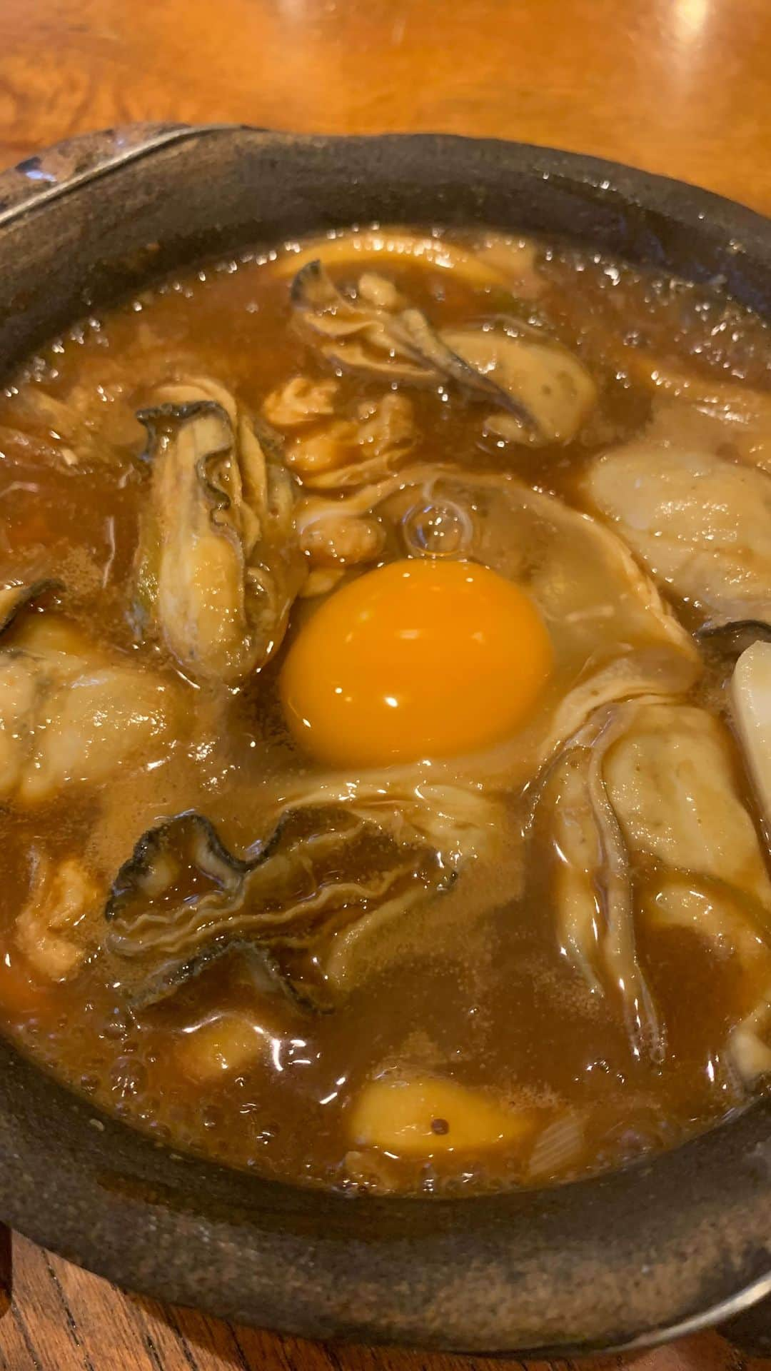 黒沢薫のインスタグラム：「名古屋だでよう。#味噌煮込みうどん #山本屋 #oyster #chicken #yum #happy #instafood #instamovie #looklike #curry #notcurry #lovelife #ヒアナウ」