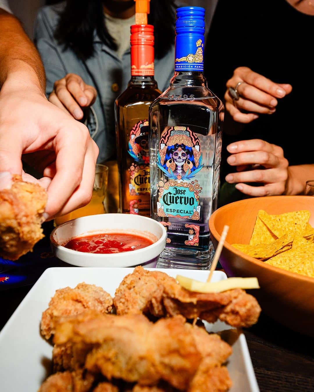 Jose Cuervo Japanさんのインスタグラム写真 - (Jose Cuervo JapanInstagram)「外も寒くなってきたから、友達を招いてホームパーティ。簡単なおつまみとクエルボで作るおうちカクテルがあれば話も弾む✨ . . . #クエルボ #ホセクエルボ #テキーラカクテル #テキーラショット #テキーラ #お酒 #家飲み #ホームパーティ #宅飲み #おうち飲み #飲み会 #おうちカクテル」11月24日 17時53分 - josecuervojp