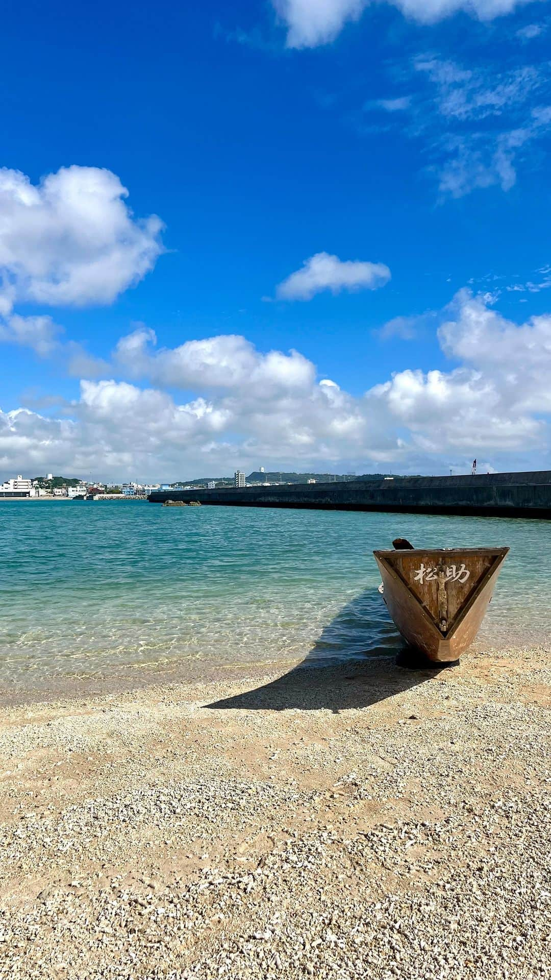 おきなわLikesのインスタグラム：「"帆掛(フーカキ)サバニ"をご存知ですか？🚣‍♂️  沖縄を知れば知るほど歴史にも興味が湧いてきたともみんです🙋‍♀️ 今回は帆掛サバニというものを体験してきました✨ やっぱり沖縄はどこへ行っても海が綺麗ですね🩵  「サバ漁に使うンニ(舟)」から「サバニ」になったそうなんですが、サバはサバではなく、糸満ではサメを指すそう！ 「サメ漁に使っていた舟」ということですね☝️  琉球王国時代、中国との交易品としてフカヒレが重宝されていたため、糸満ではサメ漁が盛んだったそうです。 しかも無駄なく使うために船体にはサメの肝油で塗装してたんですって！  まずは帆を上げずに漕ぐ練習をしてから、 実際に帆を上げて広い海へ出ていきます🌊 全然余裕でしょ〜と気軽に考えていたら 想像以上にスピードがあって海水浴びて迫力満点！  この時期でも海が青くて綺麗で、 暑すぎず（もちろん紫外線は強いです！笑） 風が心地よくていい運動になりました〜☀️  今もサバニを造る職人さんが糸満にいるそうで、 これからも技術を繋いでいってほしいですね😌 　 ✜ 𖣯 ✜ 𖣯 ✜ 𖣯 ✜ 𖣯 ✜ 𖣯 ✜ 𖣯 ✜ 𖣯 ✜ 𖣯 ✜ ⁡ 沖縄のこと、「ちょっと好き」から「もっと好き」に。 ⁡ フォローしてね🌺 @okinawa_likes ⁡ ✜ 𖣯 ✜ 𖣯 ✜ 𖣯 ✜ 𖣯 ✜ 𖣯 ✜ 𖣯 ✜ 𖣯 ✜ 𖣯 ✜ #おきなわLikes #沖縄 #沖縄観光 #沖縄旅行 #沖縄好きな人と繋がりたい #okinawa #サバニ　#帆掛サバニ #糸満 #沖縄体験 #マリンアクティビティ #カヌー #カヤック #漁港」