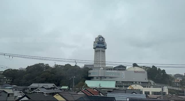 高山沙織さんのインスタグラム写真 - (高山沙織Instagram)「【最長片道切符の旅　振り返り♯24】 こんにちはアンドロイドのお姉さんです。 私はただいま新大阪駅に来ております。 本日はここから最長片道切符の旅を始めたいと思います。  まず最初に乗車していくのは山陽新幹線のこだま号   20分ほどで西明石駅に到着。 次に乗るのは神戸線なのですが、JR京都線で車両トラブルがあった為列車めちゃめちゃ遅れてます。 今日家から新大阪に行くまでの電車も遅れていて嫌な予感はしていたのですが、他の路線のダイヤも今日はぐちゃぐちゃ。 今日は予定通りにスムーズに行かないかもしれません。  ホームでしばらく待ちやってきたのは新快速列車。 今から向かうのは尼崎駅。 再び大阪方面に戻っていくのです。  列車は出発ししばらくすると標準時子午線を横切ってゆきます。 明石市天文科学博物館が立つこの場所が日本の時刻の基準となる場所ゆえに明石市は時の町とも言われているらしいです。   というわけで尼崎駅に到着。  ここから先、福知山線の特急こうのとりに乗ろうと思ったのですが、 めちゃめちゃ遅れていて逆に1時間前に出発していたはずののこうのとり号がちょうどホームに来たのでこれに乗車していくことにしましょう。  さて福知山線といえばいまだに思い出されるのは「福知山線脱線事故」のことです 今から18年前2005年に起きた悲惨な事故のニュースには私も幼いながらに恐怖したことを鮮明に覚えています。 福知山線脱線事故は尼崎行きの快速電車で起こりました。 制限速度を大きく超えたままカーブに進入し、カーブを曲がりきれず脱線。 そしてそのまま線路脇のマンションに衝突したのです。 乗客106名と運転手1名が死亡した大事故が起こった現場は現在、追悼施設「祈りの森」として建て替えられています。   あの悲惨な事故のことを忘れていないと証明するかのように列車は事故現場をゆっくりと通過していき ます。  さて通常ならこの列車の終点福知山駅までは1時間30分ほどで到着するのですが、 少し動いては停車少し動いては停車を繰り返し、かなり遅れている様子。  結局2時間15分ほどかけて福知山駅に到着。 ここから向かいのホームに停車していた特急に乗り換え城崎温泉に向かいます。  平面乗り換えしてみたもののまだ出発まで時間がありそうということで、一旦福知山駅で途中下車することに。尼崎から急いで特急に乗ったもので朝から何も食べてません。 おにぎり1個だけでも買おうかなと駅中のコンビニへ行ったのですが、まさかの大失態。 列車に行かれてしまいました。  座席にリュックサックを乗せたまま……。  駅員さんに出発まで5分あると言われたから余裕をぶっこいてたらこの有様です。  駅員さんに事情を伝え列車の終点城崎温泉駅でリュックを回収してもらえることになったのですが、申し訳なさと不甲斐なさでやばい。  ということで1時間後のこうのとり号で城崎温泉に向かいます。  本来なら立ち寄る事はなかった福知山駅のベンチで1時間ほど放心状態で過ごしました。  次にやってきた列車に乗って荷物を追う形で城崎温泉へ。  列車は丸山川沿いを走っていきます。 乗車してから1時間ほどで城崎温泉駅に到着。 先に城崎温泉に到着していた荷物を受け取ります。  ここで次に乗る列車まで少し時間があるので心機一転温泉を楽しみたいと思います 。 城崎温泉は7つの外湯巡りが有名で、その中でも駅近に1件あるんですよね。 それが 里の湯さん。10分ぐらいの エクストリーム入浴しかできなかったのですが。ホテル暮らしで中々浴槽に浸からなかったので最高。  駅近に温泉あるっていいですね。 身を清めたところで最長片道切符の旅の再開。 次は鳥取方面に向かっていきます 。   約1時間で終点浜坂駅に到着 。  湯村温泉の最寄り駅らしく駅から温泉がいっぽいメインストリートが伸びていました。  駅前に明かりがついている場所があって近づいてみると、足湯でした。  次の列車が来るまでの待ち時間足先だけ温まることに 。 今日は温泉三昧。   時間が来たので山陰本線の普通列車に乗って行きます。 約1時間で鳥取駅に到着しました。  というわけで本日の最長片道切符の旅はここで終了。 やっちまった1日でしたがトラブルさえもいい思い出のなるでしょう。」11月24日 17時53分 - saotvos