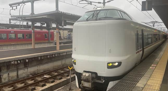 高山沙織さんのインスタグラム写真 - (高山沙織Instagram)「【最長片道切符の旅　振り返り♯24】 こんにちはアンドロイドのお姉さんです。 私はただいま新大阪駅に来ております。 本日はここから最長片道切符の旅を始めたいと思います。  まず最初に乗車していくのは山陽新幹線のこだま号   20分ほどで西明石駅に到着。 次に乗るのは神戸線なのですが、JR京都線で車両トラブルがあった為列車めちゃめちゃ遅れてます。 今日家から新大阪に行くまでの電車も遅れていて嫌な予感はしていたのですが、他の路線のダイヤも今日はぐちゃぐちゃ。 今日は予定通りにスムーズに行かないかもしれません。  ホームでしばらく待ちやってきたのは新快速列車。 今から向かうのは尼崎駅。 再び大阪方面に戻っていくのです。  列車は出発ししばらくすると標準時子午線を横切ってゆきます。 明石市天文科学博物館が立つこの場所が日本の時刻の基準となる場所ゆえに明石市は時の町とも言われているらしいです。   というわけで尼崎駅に到着。  ここから先、福知山線の特急こうのとりに乗ろうと思ったのですが、 めちゃめちゃ遅れていて逆に1時間前に出発していたはずののこうのとり号がちょうどホームに来たのでこれに乗車していくことにしましょう。  さて福知山線といえばいまだに思い出されるのは「福知山線脱線事故」のことです 今から18年前2005年に起きた悲惨な事故のニュースには私も幼いながらに恐怖したことを鮮明に覚えています。 福知山線脱線事故は尼崎行きの快速電車で起こりました。 制限速度を大きく超えたままカーブに進入し、カーブを曲がりきれず脱線。 そしてそのまま線路脇のマンションに衝突したのです。 乗客106名と運転手1名が死亡した大事故が起こった現場は現在、追悼施設「祈りの森」として建て替えられています。   あの悲惨な事故のことを忘れていないと証明するかのように列車は事故現場をゆっくりと通過していき ます。  さて通常ならこの列車の終点福知山駅までは1時間30分ほどで到着するのですが、 少し動いては停車少し動いては停車を繰り返し、かなり遅れている様子。  結局2時間15分ほどかけて福知山駅に到着。 ここから向かいのホームに停車していた特急に乗り換え城崎温泉に向かいます。  平面乗り換えしてみたもののまだ出発まで時間がありそうということで、一旦福知山駅で途中下車することに。尼崎から急いで特急に乗ったもので朝から何も食べてません。 おにぎり1個だけでも買おうかなと駅中のコンビニへ行ったのですが、まさかの大失態。 列車に行かれてしまいました。  座席にリュックサックを乗せたまま……。  駅員さんに出発まで5分あると言われたから余裕をぶっこいてたらこの有様です。  駅員さんに事情を伝え列車の終点城崎温泉駅でリュックを回収してもらえることになったのですが、申し訳なさと不甲斐なさでやばい。  ということで1時間後のこうのとり号で城崎温泉に向かいます。  本来なら立ち寄る事はなかった福知山駅のベンチで1時間ほど放心状態で過ごしました。  次にやってきた列車に乗って荷物を追う形で城崎温泉へ。  列車は丸山川沿いを走っていきます。 乗車してから1時間ほどで城崎温泉駅に到着。 先に城崎温泉に到着していた荷物を受け取ります。  ここで次に乗る列車まで少し時間があるので心機一転温泉を楽しみたいと思います 。 城崎温泉は7つの外湯巡りが有名で、その中でも駅近に1件あるんですよね。 それが 里の湯さん。10分ぐらいの エクストリーム入浴しかできなかったのですが。ホテル暮らしで中々浴槽に浸からなかったので最高。  駅近に温泉あるっていいですね。 身を清めたところで最長片道切符の旅の再開。 次は鳥取方面に向かっていきます 。   約1時間で終点浜坂駅に到着 。  湯村温泉の最寄り駅らしく駅から温泉がいっぽいメインストリートが伸びていました。  駅前に明かりがついている場所があって近づいてみると、足湯でした。  次の列車が来るまでの待ち時間足先だけ温まることに 。 今日は温泉三昧。   時間が来たので山陰本線の普通列車に乗って行きます。 約1時間で鳥取駅に到着しました。  というわけで本日の最長片道切符の旅はここで終了。 やっちまった1日でしたがトラブルさえもいい思い出のなるでしょう。」11月24日 17時53分 - saotvos