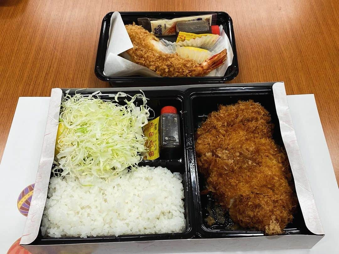 前原誠司のインスタグラム：「一昨日のお昼は、テイクアウトしてもらった「トンカツ弁当」と「エビフライ」をいただきました。美味しかったのですが、カロリーが高そうで、罪悪感もありました。美味しかったです。ご馳走様でした。（誠）＃まえはランチ」