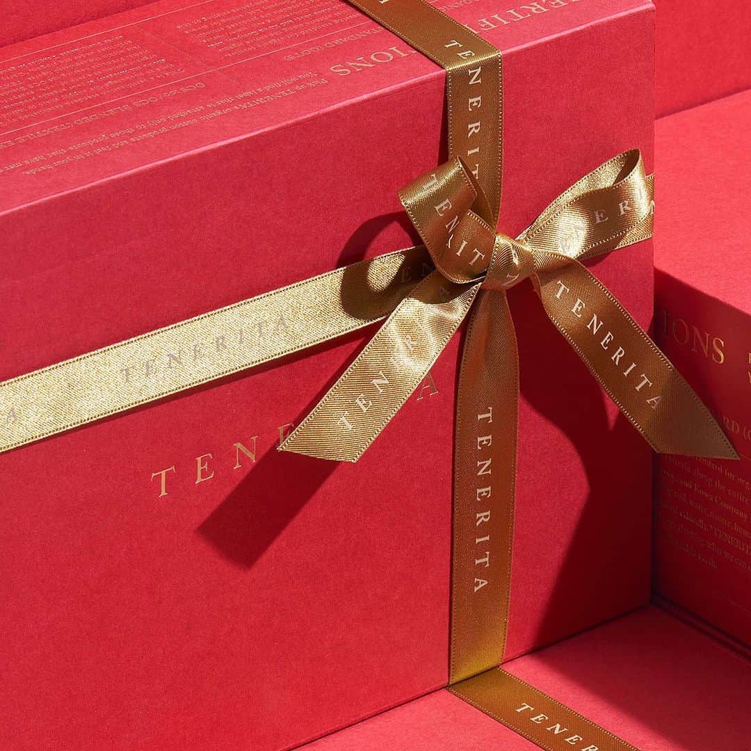 TENERITA公式アカウントさんのインスタグラム写真 - (TENERITA公式アカウントInstagram)「ギフトに華を添えるゴールドのリボン。  12月25日まで、直営店舗ではゴールドのリボンでのラッピングを行っております。 毎年人気の数量限定『ブルーミングレッドボックス』と合わせれば、クリスマスのときめきをより高めてくれるギフトに。  テネリータ直営店舗でのギフト選びをぜひお楽しみください。  ※なくなり次第終了となります。 ※オンラインストアではホワイトのリボンでラッピングいたします。  #テネリータ #オーガニックコットン #オーガニック#タオル #クリスマス限定 #クリスマスプレゼント #結婚祝い #引越し祝い #新築祝い #誕生日祝い #贈り物 #プレゼント #ギフト #日本製 #おうち時間 #ゆたかであること #上質であること #いつもであること  #tenerita #organiccotton #organic #gift #giftbox　#ecofriendly #sustainability #madeinjapan」11月24日 17時54分 - tenerita_official