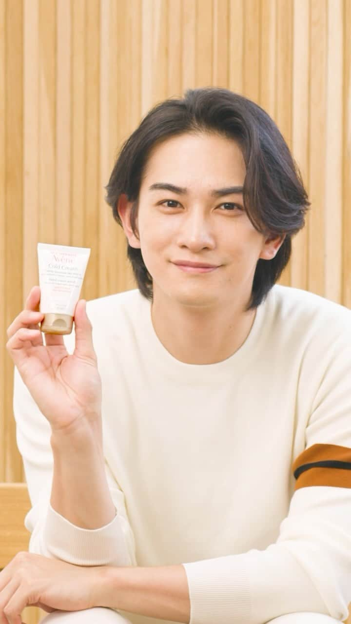 Eau Thermale Avène Japan アベンヌのインスタグラム：「＼妥協なしのハンドケア／ #アベンヌ 薬用ハンドクリームシリーズ  💭手荒れは気になるけど、ベタつくのは苦手  そんなあなたに！ アベンヌのハンドクリームはベタつかず高保湿👐 乾燥、ひび、あかぎれを防ぎ、ベタつかずすべすべ手肌に保ちます。  ✅ 白いキャップの『アベンヌ　薬用ハンドクリーム』（医薬部外品） 肌をいたわり手あれを予防します✨なめらかでみずみずしい感触のテクスチャーで、2歳のお子さまから大人の方までお使いいただけます♫  ✅ ゴールドのキャップの『アベンヌ　薬用ハンドクリーム エンリッチ』（医薬部外品） 手あれ・エイジングサイン*・爪をまとめてケア💛テクスチャーはこっくりクリームでなじませるとサラッ！とします😳乾燥小じわ**をケアし、美しい手肌に導きます✋  *乾燥やハリのなさ、キメの乱れ等 **乾燥による小じわを目立たなくする、効能評価試験済み  #町田啓太#Avene #アベンヌ薬用ハンドクリーム #アベンヌ薬用ハンドクリームエンリッチ #薬用ハンドクリームエンリッチ #ハンドケア #ネイルケア #ハンドクリーム #乾燥肌 #ゆらぎ肌 #敏感肌 #手荒れ #敏感肌スキンケア #保湿ケア #アベンヌハンドクリーム #エイジングケア」