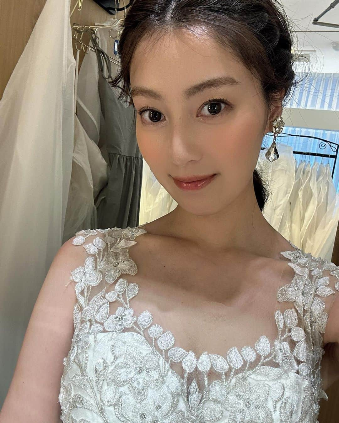 松原伊予菜さんのインスタグラム写真 - (松原伊予菜Instagram)「'  沖縄リゾートウェディング撮影のオフショット写真📷🩵 @miyu.hairmake さんにしてもらった ヘアメイクがとっても好みだった👑🫶🏻🫶🏻 前髪とか後れ毛とか細かいところまで可愛いかったんよ〜💘👰🏻‍♀️✨  #沖縄#okinawa#沖縄リゾートウェディング #結婚式ヘアアレンジ#結婚式ヘア#花嫁ヘアメイク」11月24日 17時56分 - iyona_147