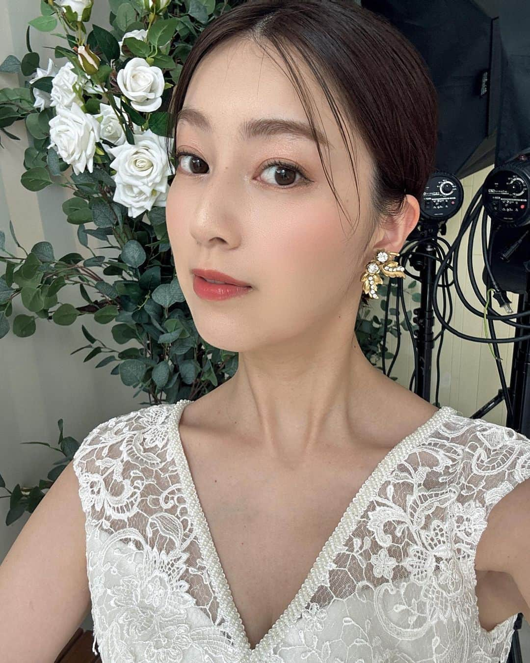 松原伊予菜さんのインスタグラム写真 - (松原伊予菜Instagram)「'  沖縄リゾートウェディング撮影のオフショット写真📷🩵 @miyu.hairmake さんにしてもらった ヘアメイクがとっても好みだった👑🫶🏻🫶🏻 前髪とか後れ毛とか細かいところまで可愛いかったんよ〜💘👰🏻‍♀️✨  #沖縄#okinawa#沖縄リゾートウェディング #結婚式ヘアアレンジ#結婚式ヘア#花嫁ヘアメイク」11月24日 17時56分 - iyona_147